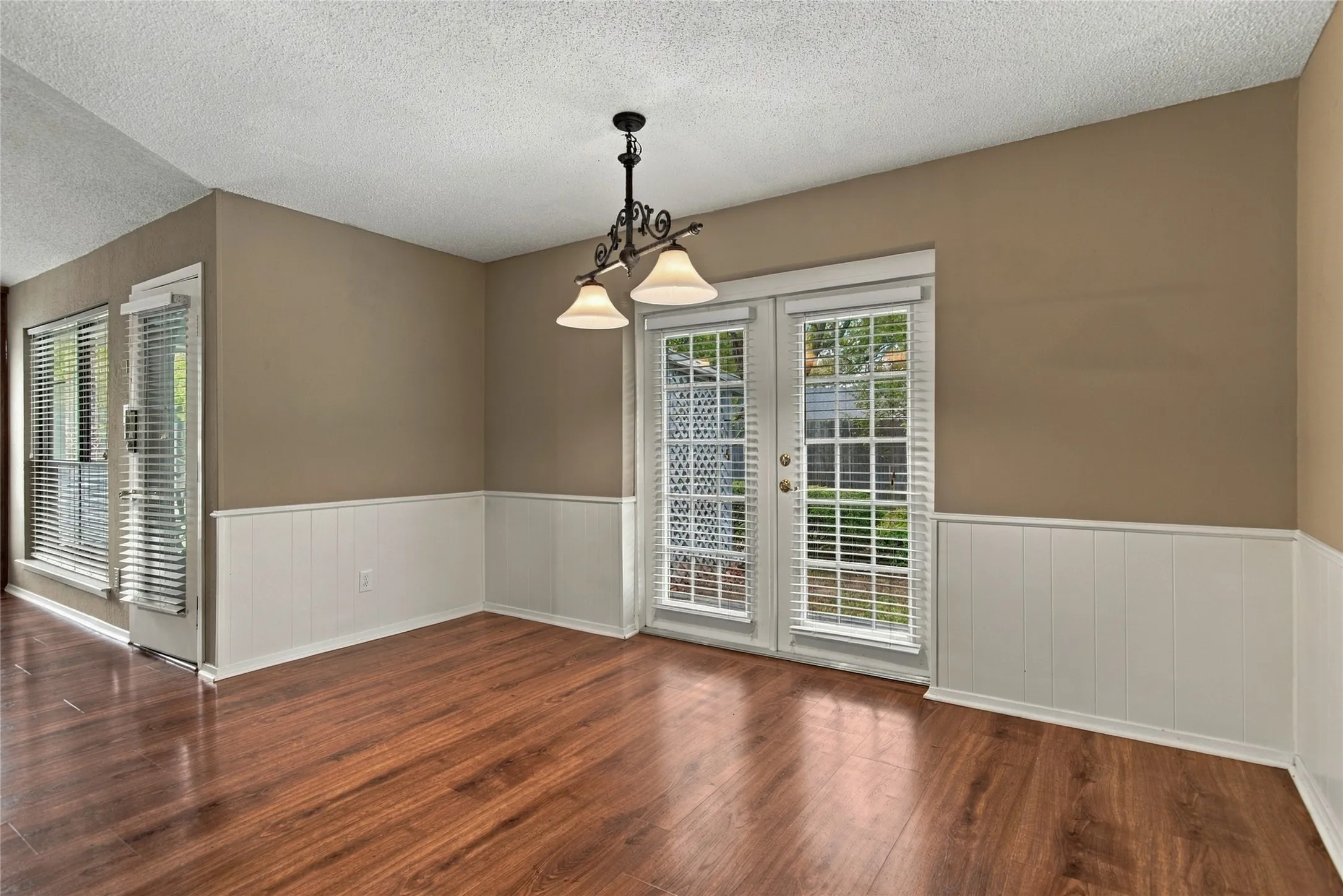 Single Family Residence For Sale in Tarrant County , 2935 Ridgewood Drive, Grapevine, Texas 76051, 3 Bedroom, 2 Bathroom, 2 Garage spaces, 1,769 Sqft, built in 1983, mls#21404004, Real Estate Agent in Grapevine, Homes For Sale in Tarrant county, Homes For Sale in Grapevine, Realtor in Grapevine Texas, Real Estate Brokerage Independent Realty Texas, Luminita Cordes Realtor