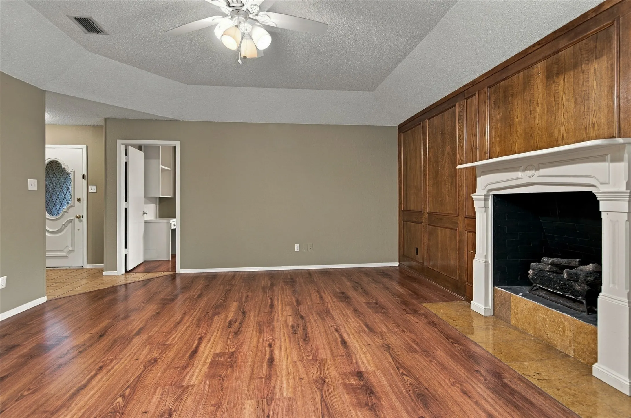 Single Family Residence For Sale in Tarrant County , 2935 Ridgewood Drive, Grapevine, Texas 76051, 3 Bedroom, 2 Bathroom, 2 Garage spaces, 1,769 Sqft, built in 1983, mls#21404004, Real Estate Agent in Grapevine, Homes For Sale in Tarrant county, Homes For Sale in Grapevine, Realtor in Grapevine Texas, Real Estate Brokerage Independent Realty Texas, Luminita Cordes Realtor