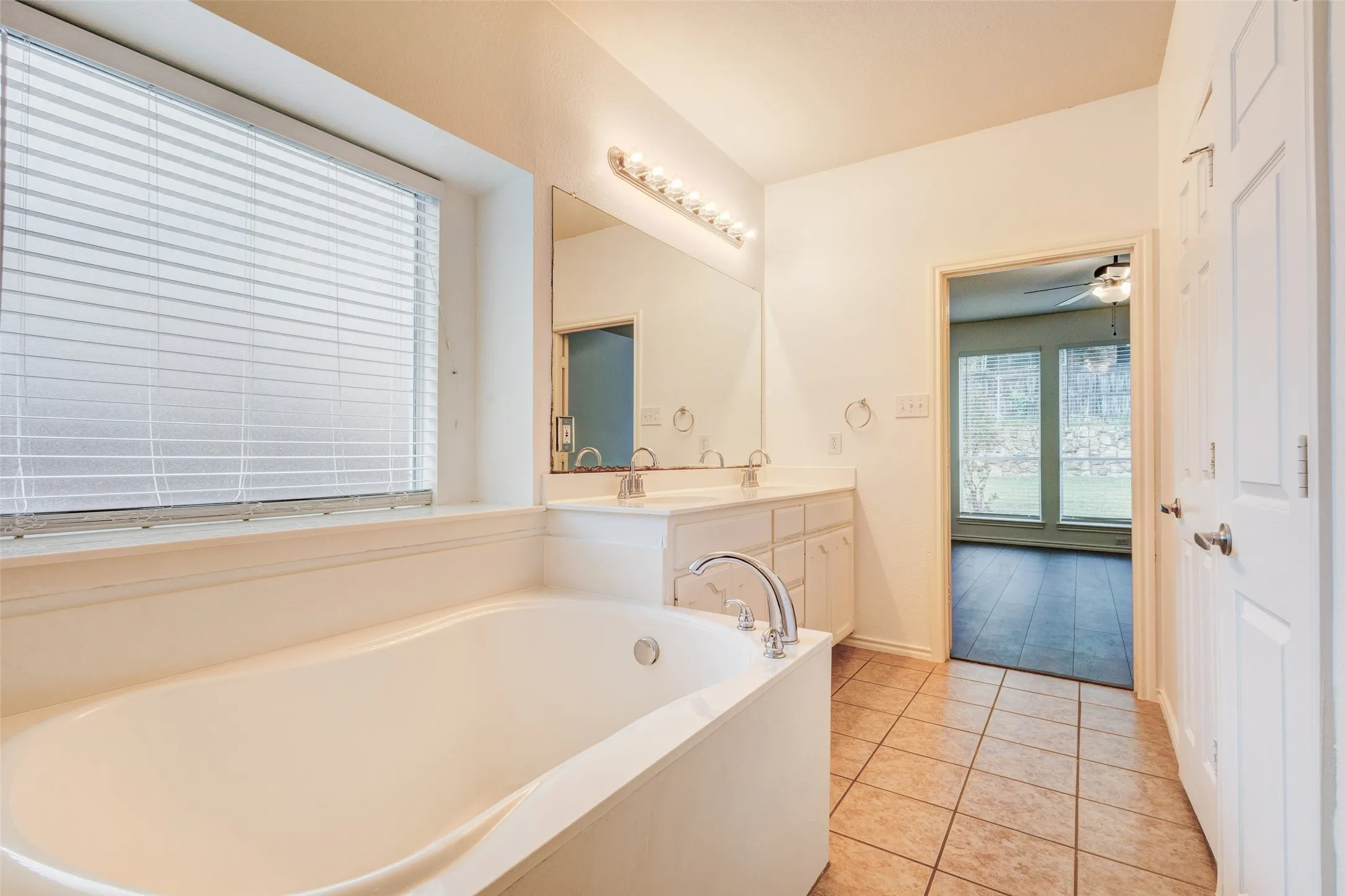 Single Family Residence For Sale in Dallas County , 7048 Summit Parc Drive, Dallas, Texas 75249, 3 Bedroom, 2 Bathroom, 2 Garage spaces, 1,871 Sqft, built in 2005, mls#21404305, Real Estate Agent in Dallas, Homes For Sale in Dallas county, Homes For Sale in Dallas, Realtor in Dallas Texas, Real Estate Brokerage Independent Realty Texas, Luminita Cordes Realtor