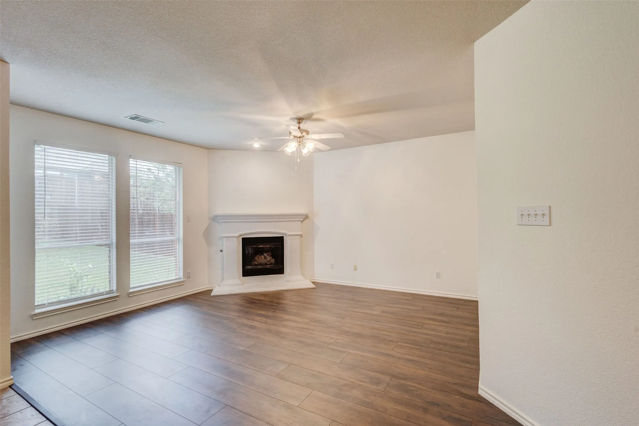 Single Family Residence For Sale in Dallas County , 7048 Summit Parc Drive, Dallas, Texas 75249, 3 Bedroom, 2 Bathroom, 2 Garage spaces, 1,871 Sqft, built in 2005, mls#21404305, Real Estate Agent in Dallas, Homes For Sale in Dallas county, Homes For Sale in Dallas, Realtor in Dallas Texas, Real Estate Brokerage Independent Realty Texas, Luminita Cordes Realtor