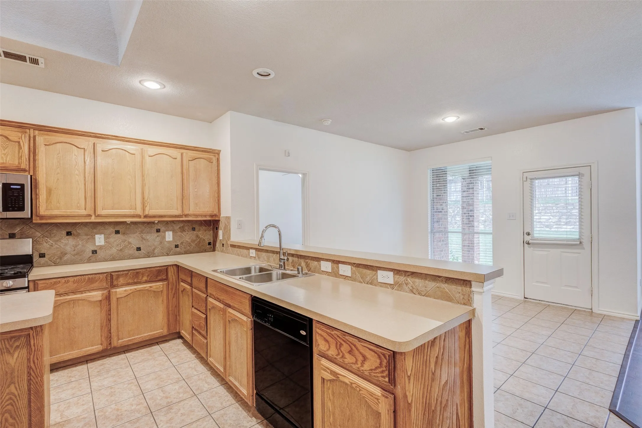Single Family Residence For Sale in Dallas County , 7048 Summit Parc Drive, Dallas, Texas 75249, 3 Bedroom, 2 Bathroom, 2 Garage spaces, 1,871 Sqft, built in 2005, mls#21404305, Real Estate Agent in Dallas, Homes For Sale in Dallas county, Homes For Sale in Dallas, Realtor in Dallas Texas, Real Estate Brokerage Independent Realty Texas, Luminita Cordes Realtor
