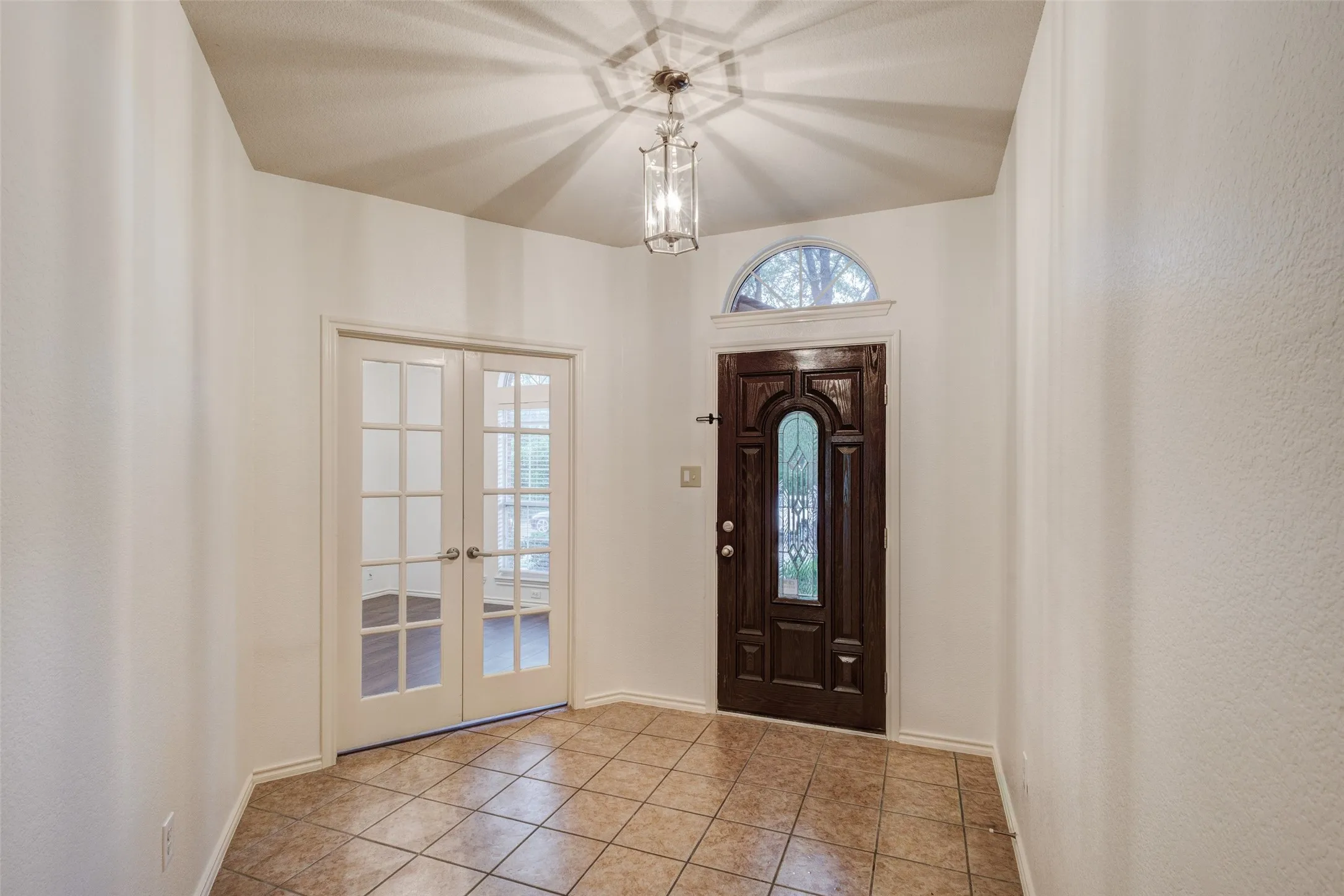 Single Family Residence For Sale in Dallas County , 7048 Summit Parc Drive, Dallas, Texas 75249, 3 Bedroom, 2 Bathroom, 2 Garage spaces, 1,871 Sqft, built in 2005, mls#21404305, Real Estate Agent in Dallas, Homes For Sale in Dallas county, Homes For Sale in Dallas, Realtor in Dallas Texas, Real Estate Brokerage Independent Realty Texas, Luminita Cordes Realtor