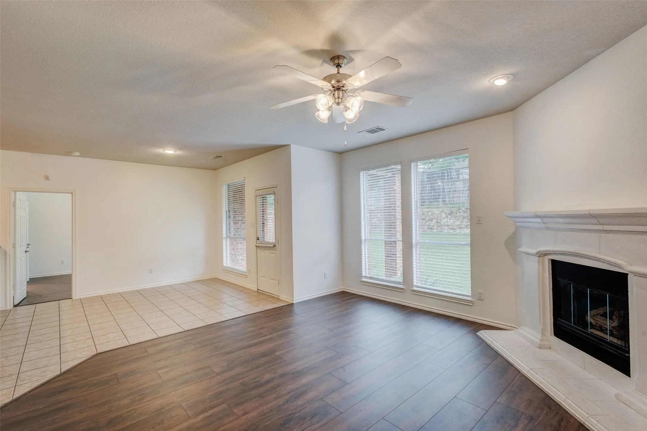 Single Family Residence For Sale in Dallas County , 7048 Summit Parc Drive, Dallas, Texas 75249, 3 Bedroom, 2 Bathroom, 2 Garage spaces, 1,871 Sqft, built in 2005, mls#21404305, Real Estate Agent in Dallas, Homes For Sale in Dallas county, Homes For Sale in Dallas, Realtor in Dallas Texas, Real Estate Brokerage Independent Realty Texas, Luminita Cordes Realtor