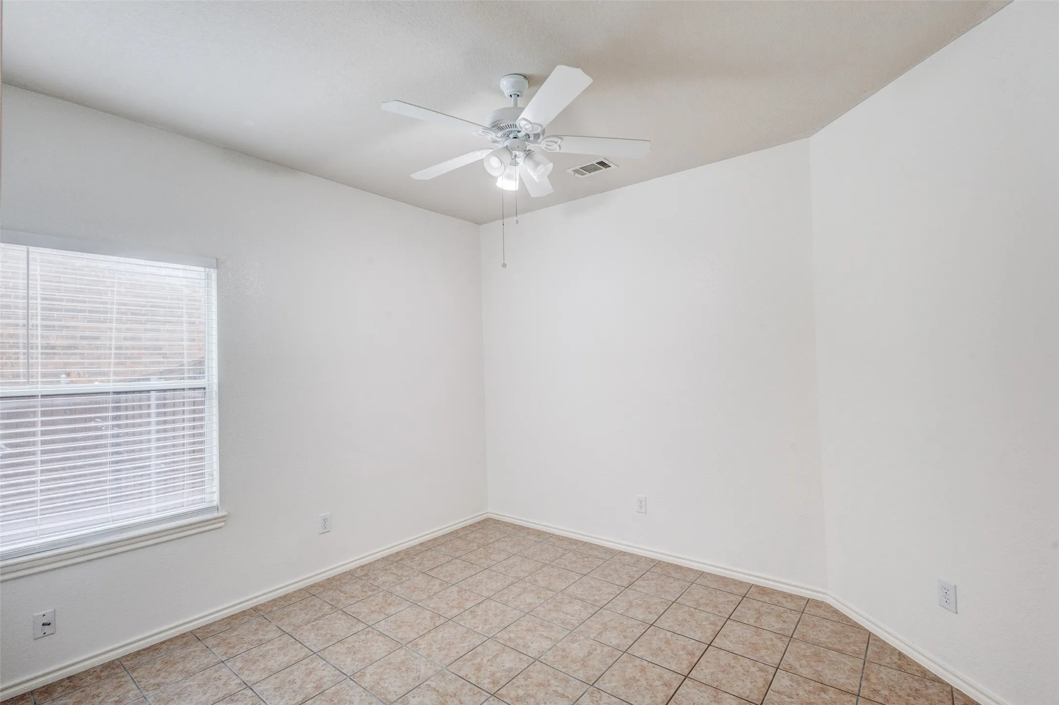 Single Family Residence For Sale in Dallas County , 7048 Summit Parc Drive, Dallas, Texas 75249, 3 Bedroom, 2 Bathroom, 2 Garage spaces, 1,871 Sqft, built in 2005, mls#21404305, Real Estate Agent in Dallas, Homes For Sale in Dallas county, Homes For Sale in Dallas, Realtor in Dallas Texas, Real Estate Brokerage Independent Realty Texas, Luminita Cordes Realtor