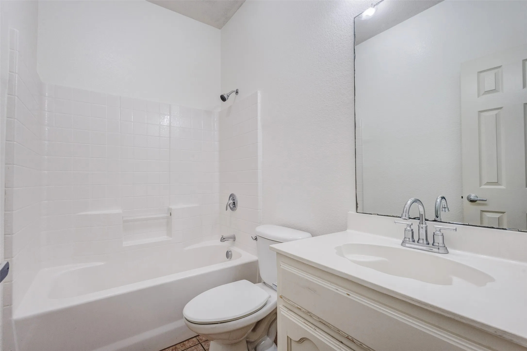 Single Family Residence For Sale in Dallas County , 7048 Summit Parc Drive, Dallas, Texas 75249, 3 Bedroom, 2 Bathroom, 2 Garage spaces, 1,871 Sqft, built in 2005, mls#21404305, Real Estate Agent in Dallas, Homes For Sale in Dallas county, Homes For Sale in Dallas, Realtor in Dallas Texas, Real Estate Brokerage Independent Realty Texas, Luminita Cordes Realtor