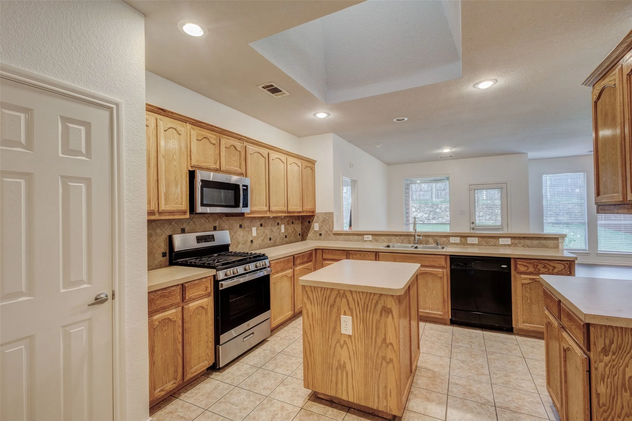 Single Family Residence For Sale in Dallas County , 7048 Summit Parc Drive, Dallas, Texas 75249, 3 Bedroom, 2 Bathroom, 2 Garage spaces, 1,871 Sqft, built in 2005, mls#21404305, Real Estate Agent in Dallas, Homes For Sale in Dallas county, Homes For Sale in Dallas, Realtor in Dallas Texas, Real Estate Brokerage Independent Realty Texas, Luminita Cordes Realtor