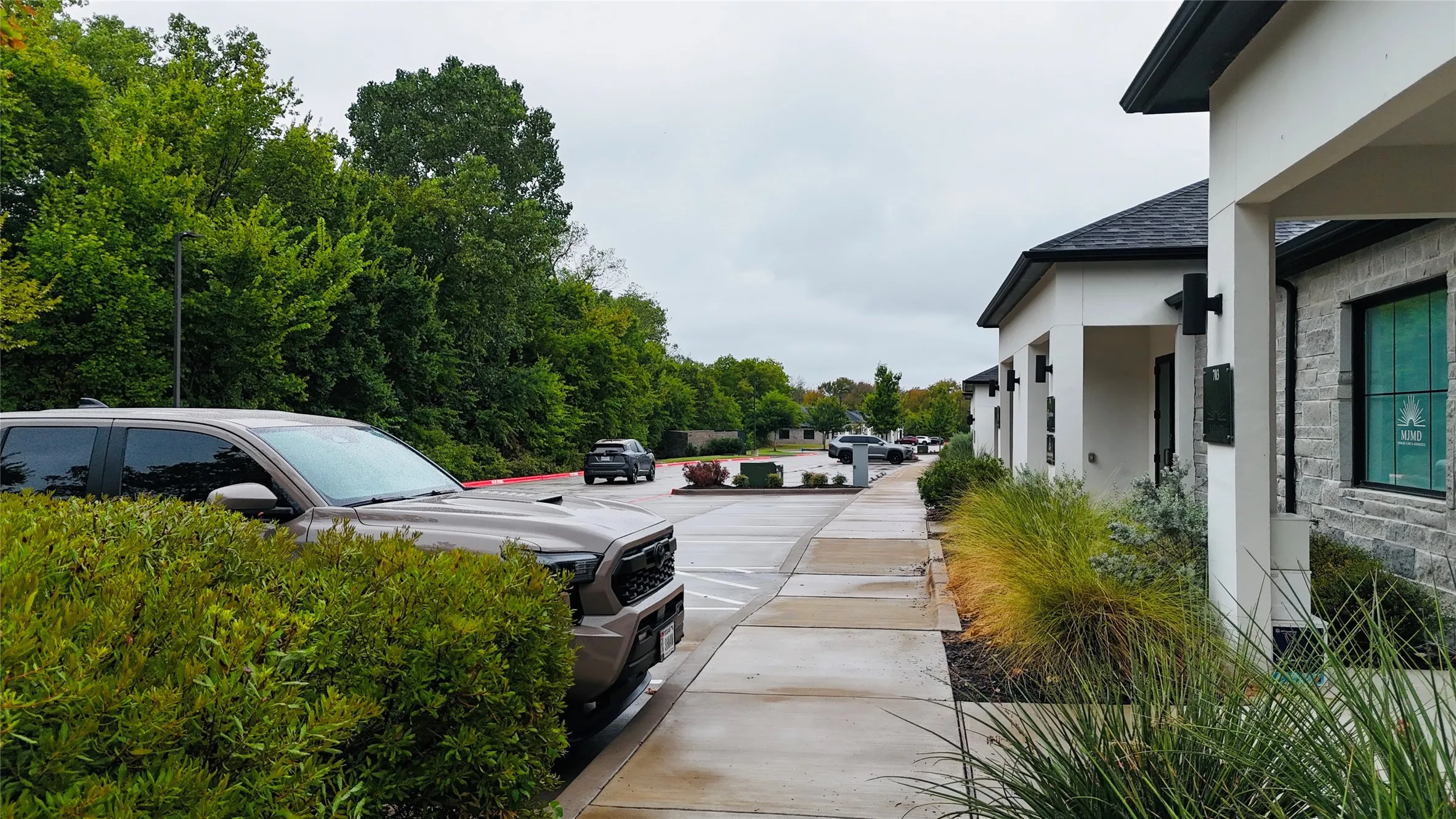Contemporary exterior architectural design with clean lines, dark roof shingles, and stone veneer​​‌​​​​‌​​‌‌​‌‌​​​‌‌​‌​‌​‌​​​‌​​ accents