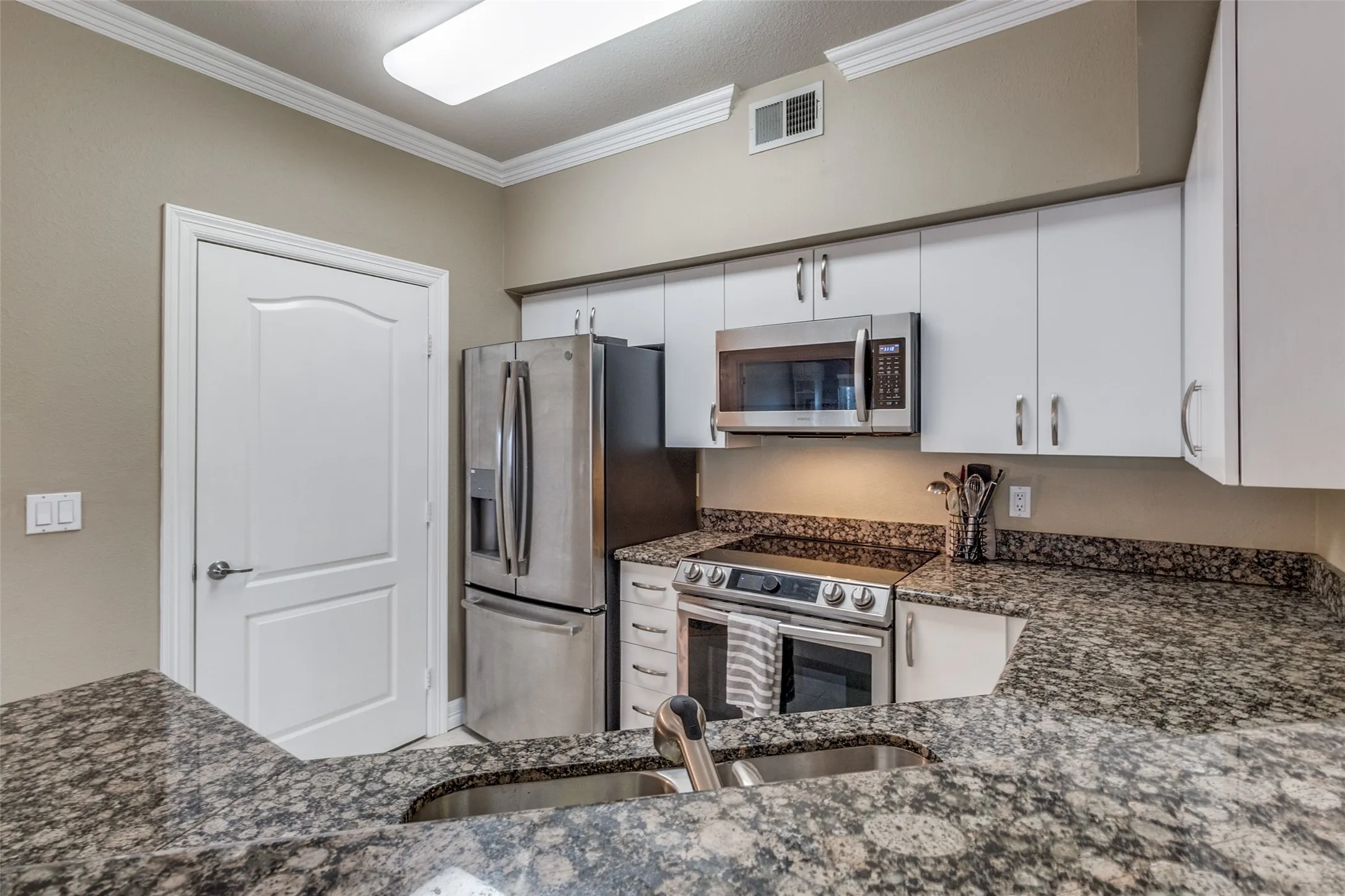 Large walk in pantry & utility room