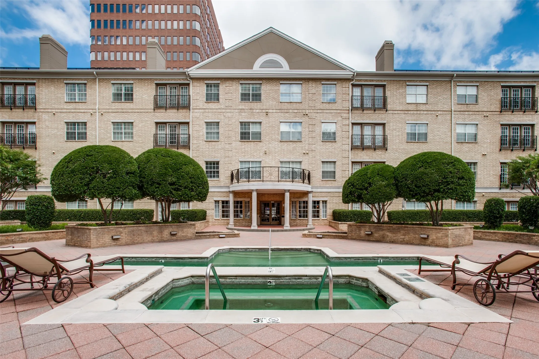 Large pool - perfect for sunning and relaxing.