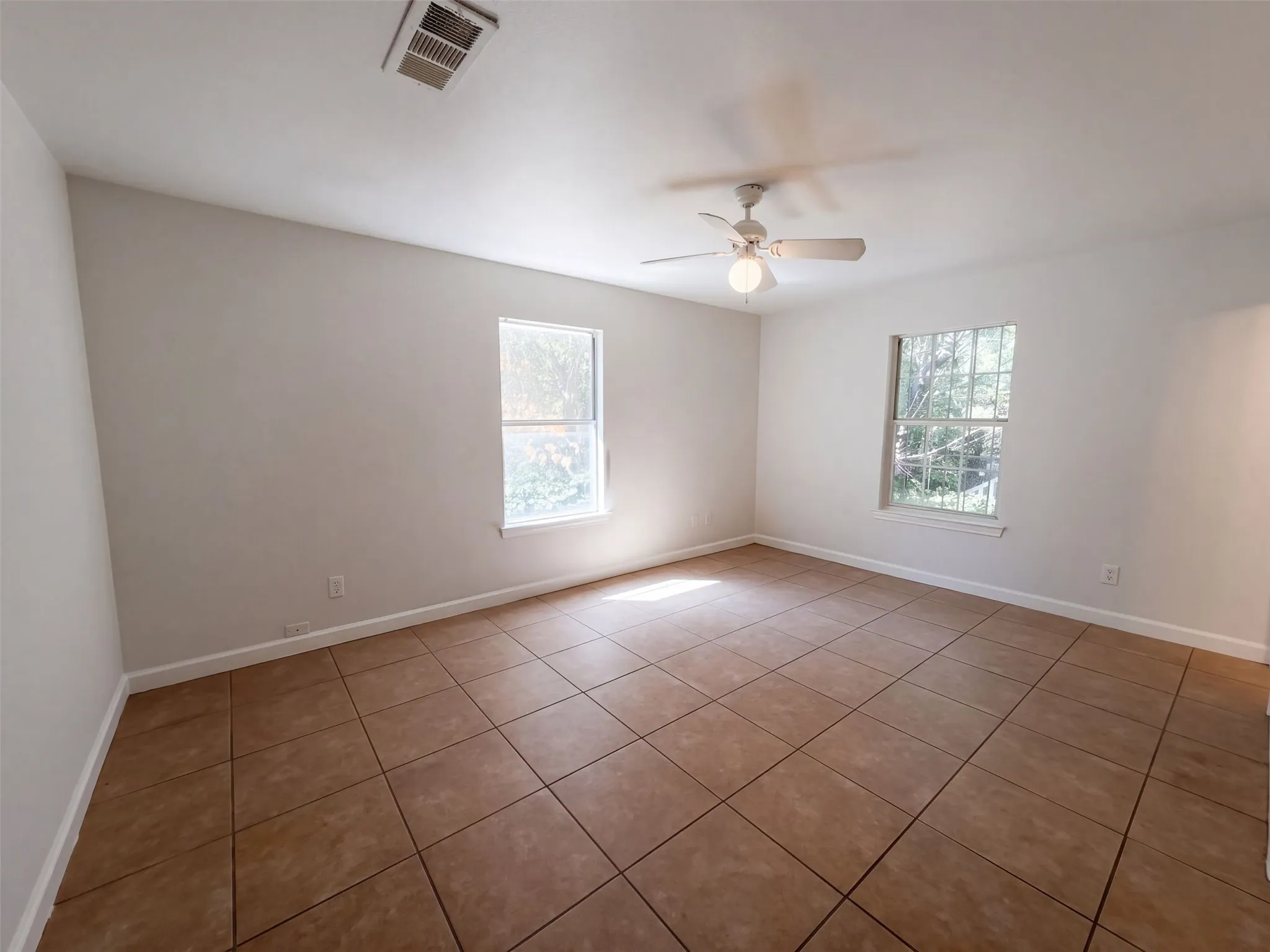 Single Family Residence For Sale in Dallas County , 1322 E Waco Avenue, Dallas, Texas 75216, 4 Bedroom, 2 Bathroom, Garage spaces, 1,494 Sqft, built in 2003, mls#21404427, Real Estate Agent in Dallas, Homes For Sale in Dallas county, Homes For Sale in Dallas, Realtor in Dallas Texas, Real Estate Brokerage Independent Realty Texas, Luminita Cordes Realtor
