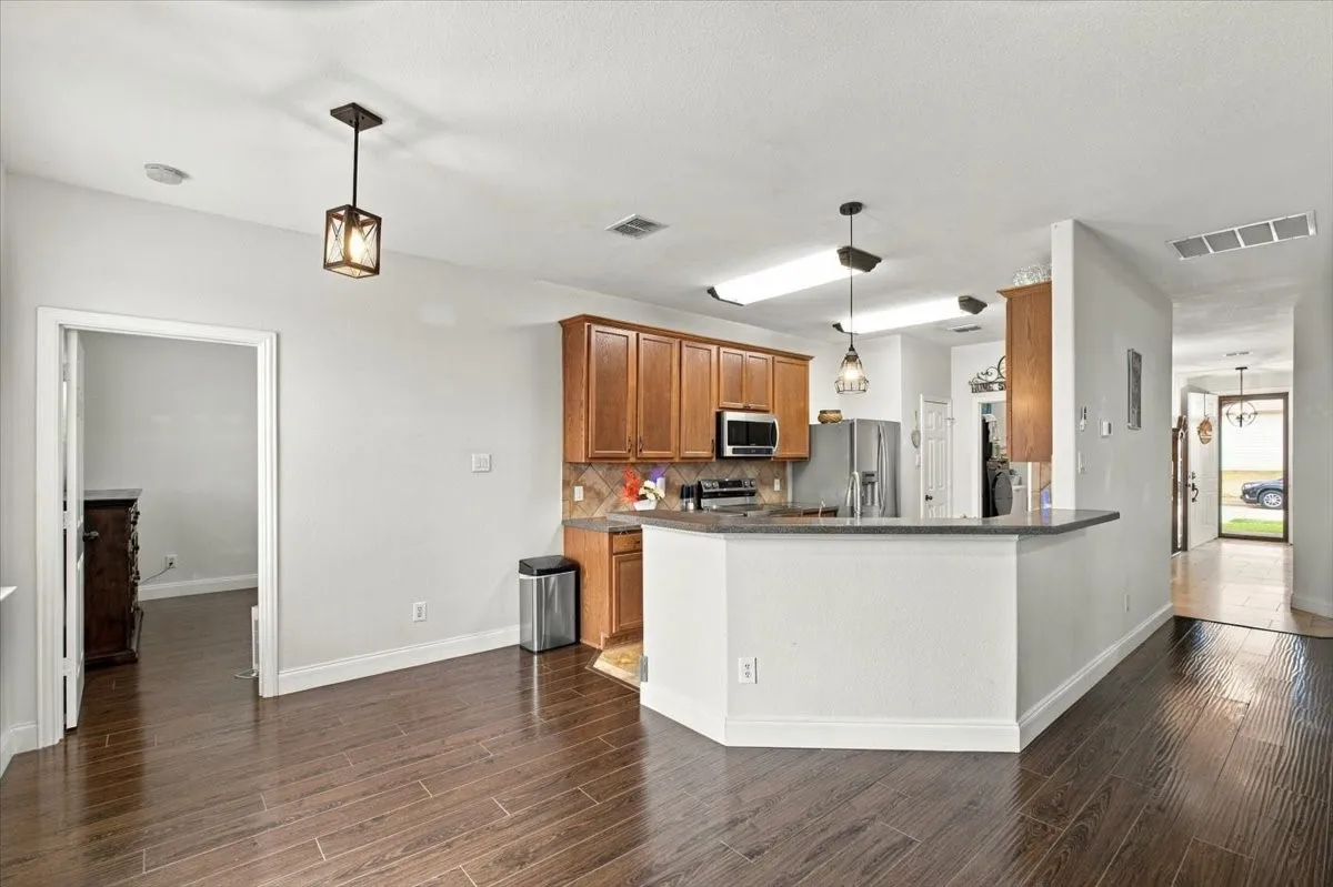 Single Family Residence For Sale in Denton County , 632 Montgomery Drive, Lake Dallas, Texas 75065, 3 Bedroom, 2 Bathroom, 2 Garage spaces, 1,716 Sqft, built in 2007, mls#21403186, Real Estate Agent in Lake Dallas, Homes For Sale in Denton county, Homes For Sale in Lake Dallas, Realtor in Lake Dallas Texas, Real Estate Brokerage Independent Realty Texas, Luminita Cordes Realtor