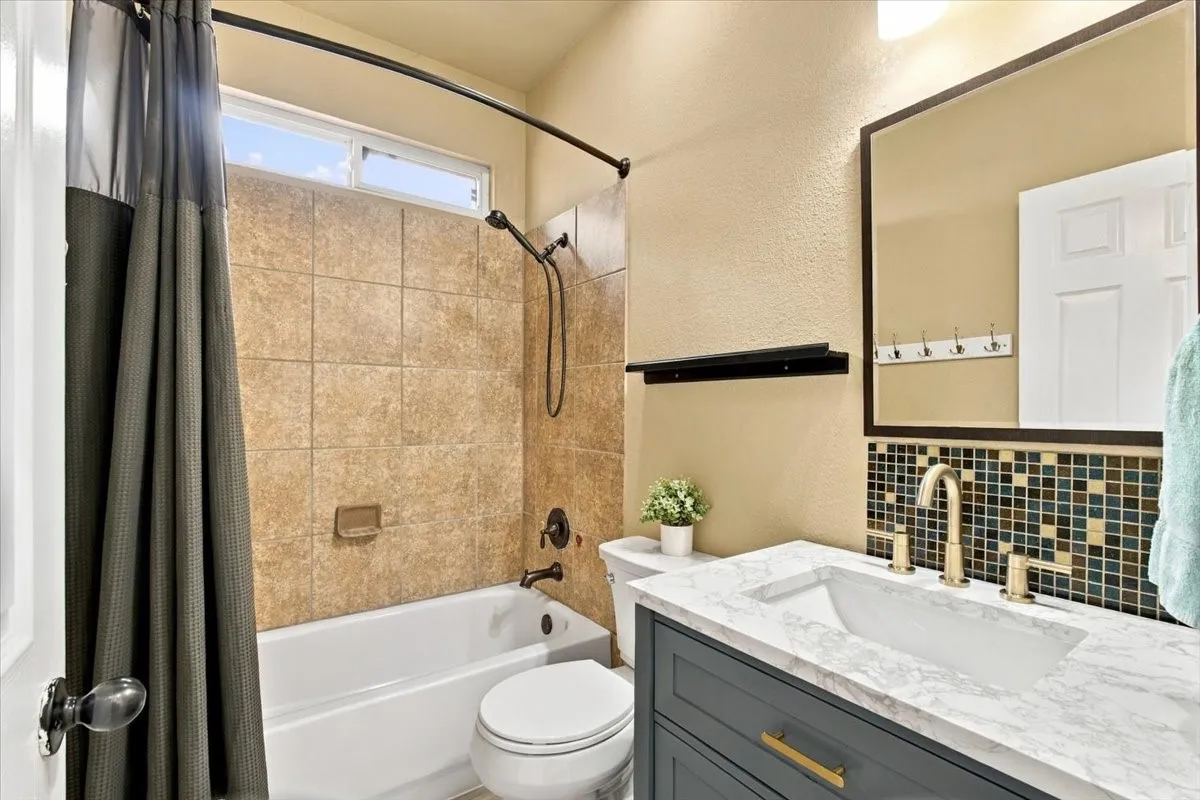 Single Family Residence For Sale in Denton County , 632 Montgomery Drive, Lake Dallas, Texas 75065, 3 Bedroom, 2 Bathroom, 2 Garage spaces, 1,716 Sqft, built in 2007, mls#21403186, Real Estate Agent in Lake Dallas, Homes For Sale in Denton county, Homes For Sale in Lake Dallas, Realtor in Lake Dallas Texas, Real Estate Brokerage Independent Realty Texas, Luminita Cordes Realtor