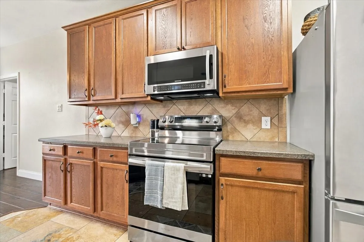 Single Family Residence For Sale in Denton County , 632 Montgomery Drive, Lake Dallas, Texas 75065, 3 Bedroom, 2 Bathroom, 2 Garage spaces, 1,716 Sqft, built in 2007, mls#21403186, Real Estate Agent in Lake Dallas, Homes For Sale in Denton county, Homes For Sale in Lake Dallas, Realtor in Lake Dallas Texas, Real Estate Brokerage Independent Realty Texas, Luminita Cordes Realtor