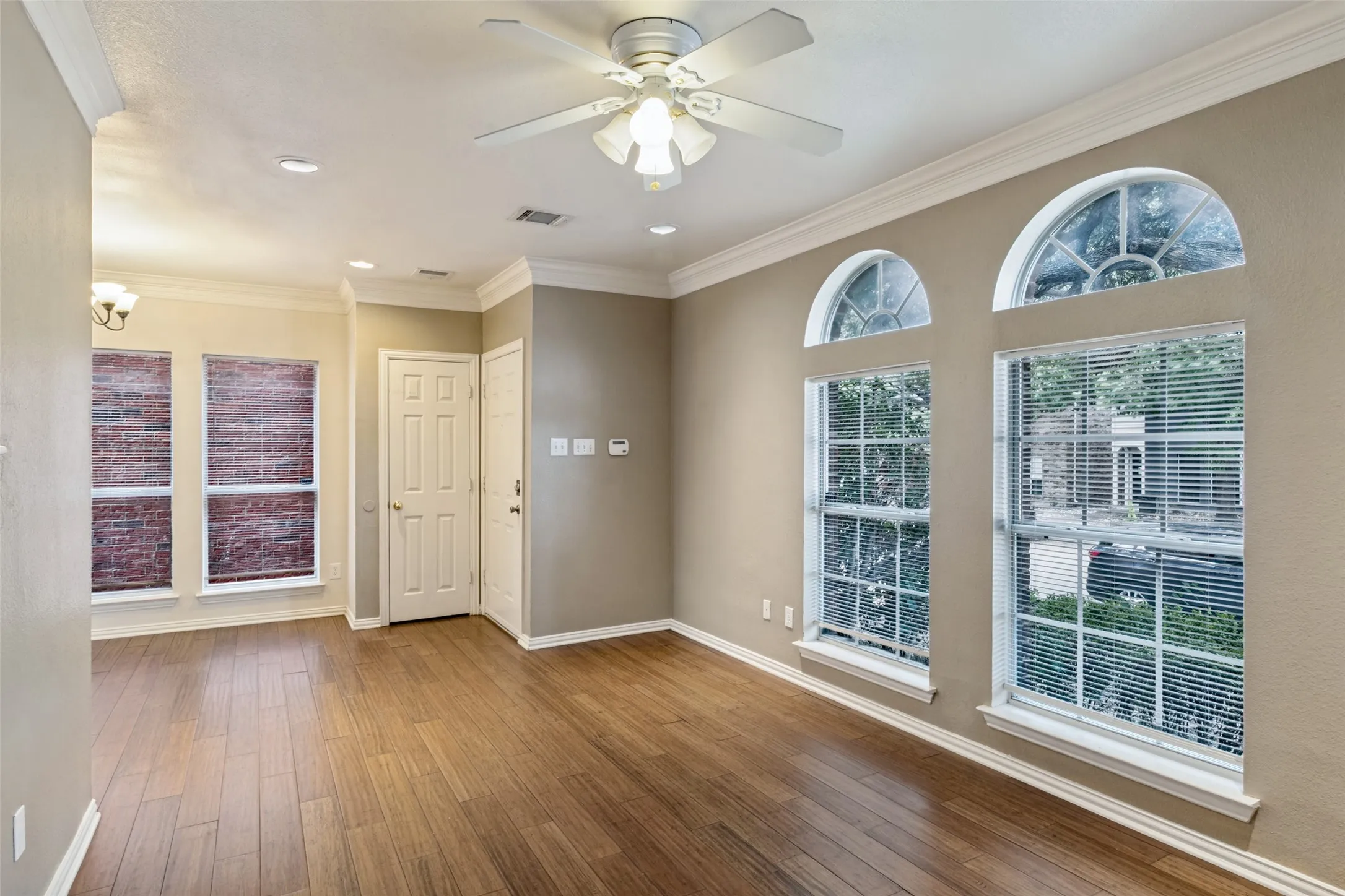 Single Family Residence For Sale in Collin County , 7156 Nicole Place, Dallas, Texas 75252, 3 Bedroom, 3 Bathroom, 2 Garage spaces, 1,809 Sqft, built in 1993, mls#21403776, Real Estate Agent in Dallas, Homes For Sale in Collin county, Homes For Sale in Dallas, Realtor in Dallas Texas, Real Estate Brokerage Independent Realty Texas, Luminita Cordes Realtor
