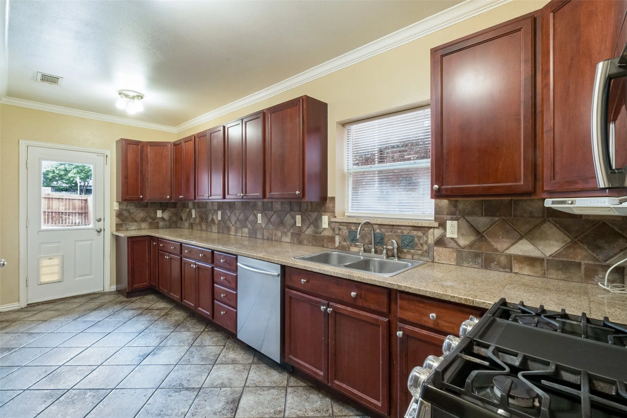 Single Family Residence For Sale in Collin County , 7156 Nicole Place, Dallas, Texas 75252, 3 Bedroom, 3 Bathroom, 2 Garage spaces, 1,809 Sqft, built in 1993, mls#21403776, Real Estate Agent in Dallas, Homes For Sale in Collin county, Homes For Sale in Dallas, Realtor in Dallas Texas, Real Estate Brokerage Independent Realty Texas, Luminita Cordes Realtor