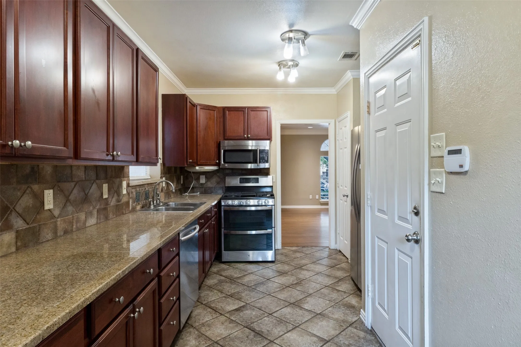 Single Family Residence For Sale in Collin County , 7156 Nicole Place, Dallas, Texas 75252, 3 Bedroom, 3 Bathroom, 2 Garage spaces, 1,809 Sqft, built in 1993, mls#21403776, Real Estate Agent in Dallas, Homes For Sale in Collin county, Homes For Sale in Dallas, Realtor in Dallas Texas, Real Estate Brokerage Independent Realty Texas, Luminita Cordes Realtor