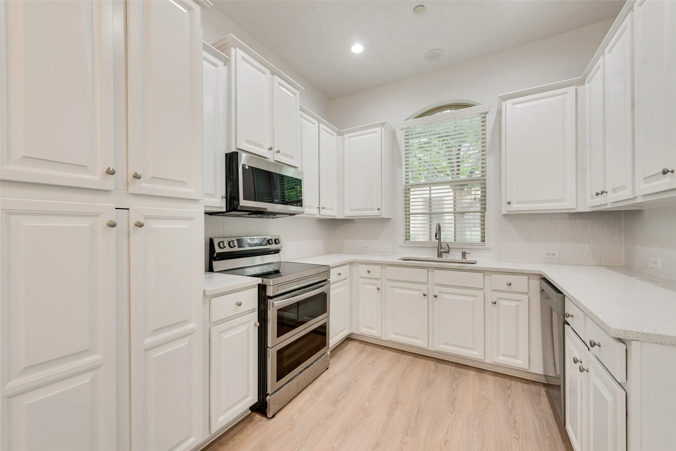 Townhouse For Rent in Denton County , 1613 Black Duck Terrace F, Carrollton, Texas 75010, 3 Bedroom, 3 Bathroom, 2 Garage spaces, 1,947 Sqft, built in 2010, mls#21397329, Real Estate Agent in Carrollton, Homes For Rent in Denton county, Homes For Rent in Carrollton, Realtor in Carrollton Texas, Real Estate Brokerage Independent Realty Texas, Luminita Cordes Realtor