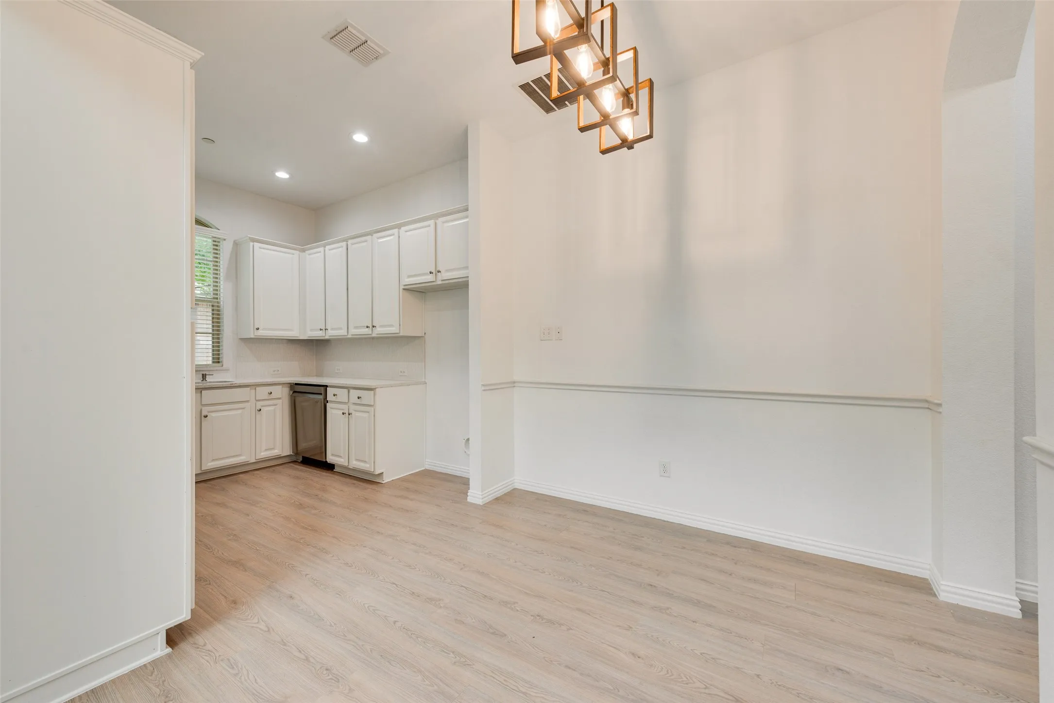 Townhouse For Rent in Denton County , 1613 Black Duck Terrace F, Carrollton, Texas 75010, 3 Bedroom, 3 Bathroom, 2 Garage spaces, 1,947 Sqft, built in 2010, mls#21397329, Real Estate Agent in Carrollton, Homes For Rent in Denton county, Homes For Rent in Carrollton, Realtor in Carrollton Texas, Real Estate Brokerage Independent Realty Texas, Luminita Cordes Realtor
