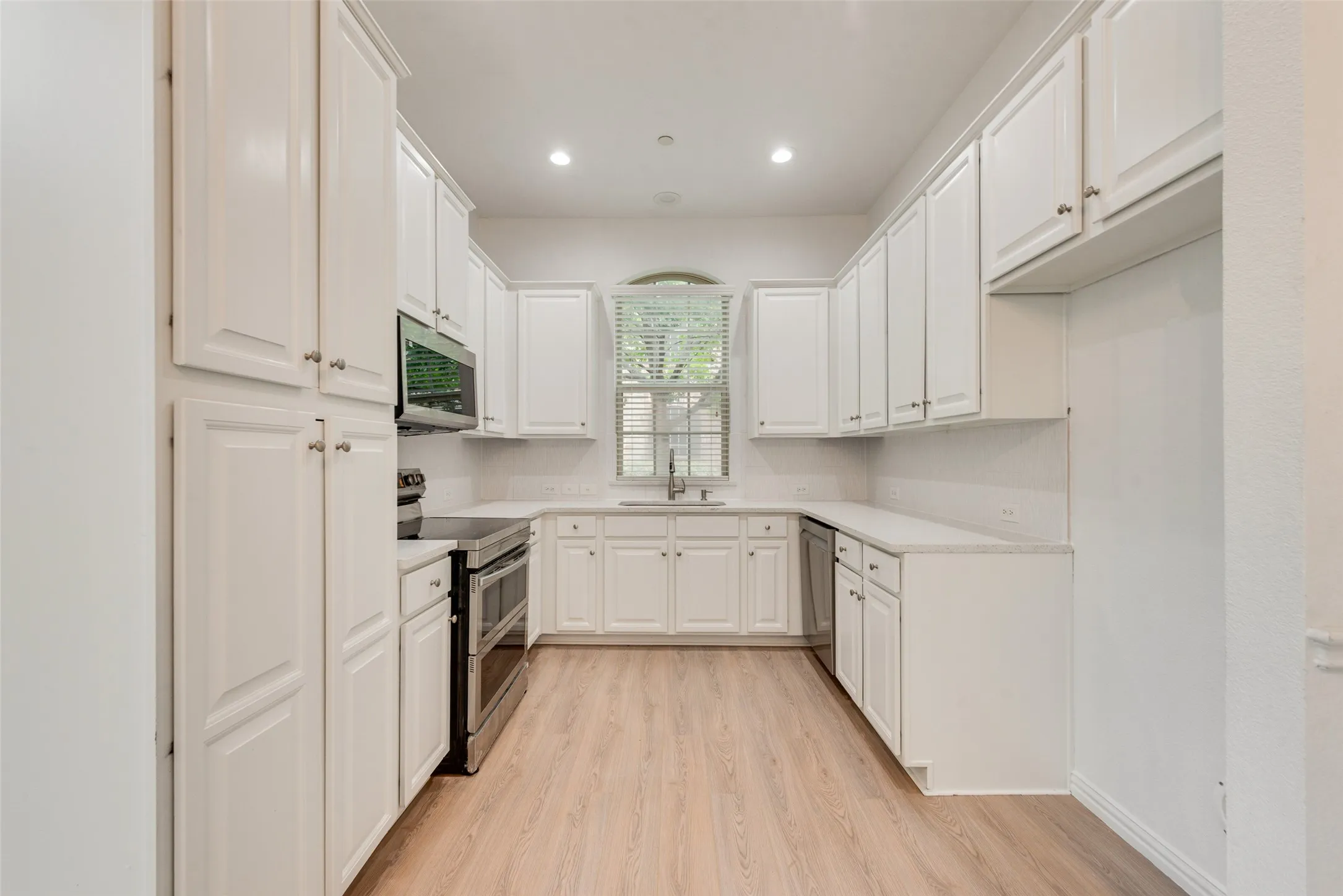 Townhouse For Rent in Denton County , 1613 Black Duck Terrace F, Carrollton, Texas 75010, 3 Bedroom, 3 Bathroom, 2 Garage spaces, 1,947 Sqft, built in 2010, mls#21397329, Real Estate Agent in Carrollton, Homes For Rent in Denton county, Homes For Rent in Carrollton, Realtor in Carrollton Texas, Real Estate Brokerage Independent Realty Texas, Luminita Cordes Realtor