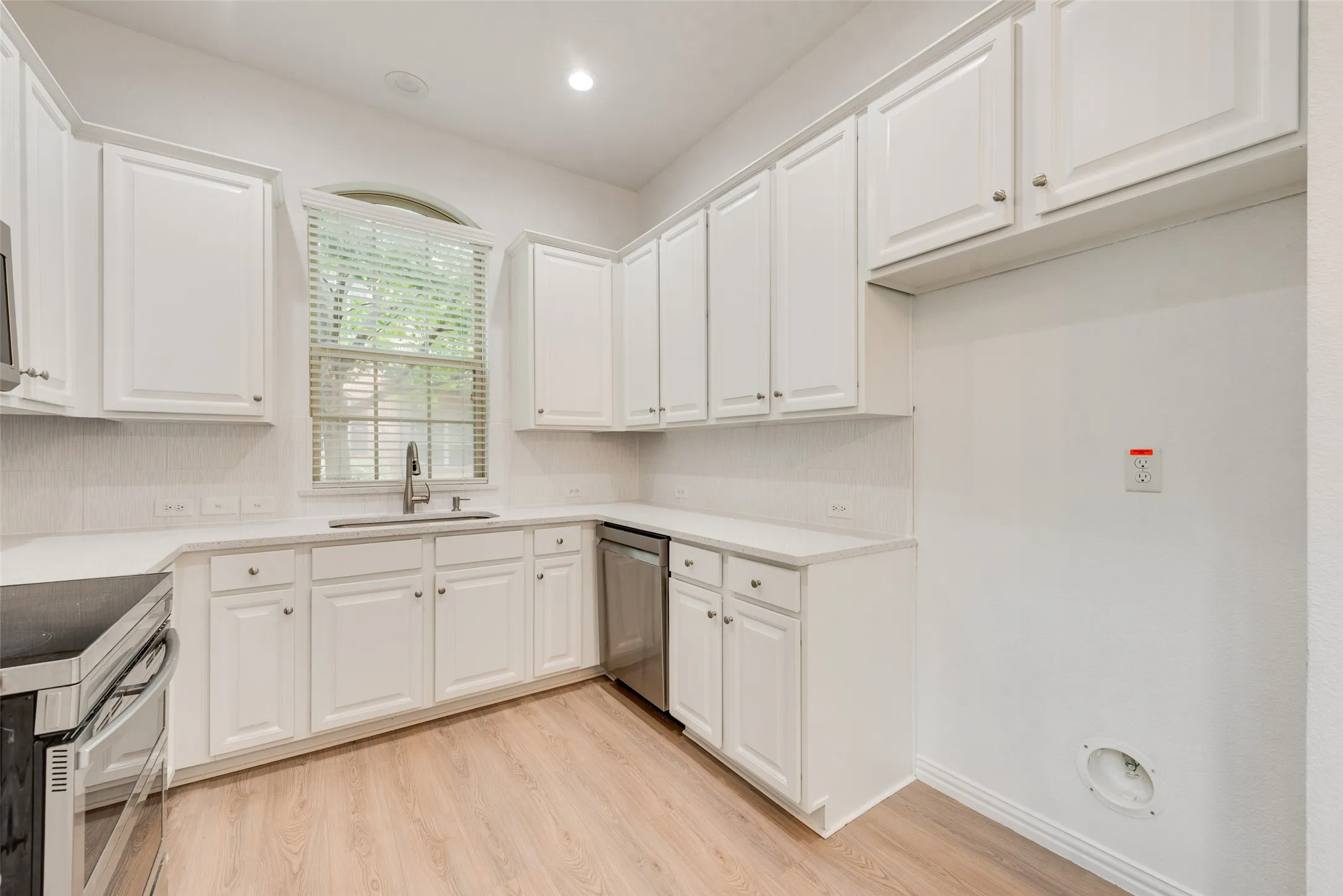 Townhouse For Rent in Denton County , 1613 Black Duck Terrace F, Carrollton, Texas 75010, 3 Bedroom, 3 Bathroom, 2 Garage spaces, 1,947 Sqft, built in 2010, mls#21397329, Real Estate Agent in Carrollton, Homes For Rent in Denton county, Homes For Rent in Carrollton, Realtor in Carrollton Texas, Real Estate Brokerage Independent Realty Texas, Luminita Cordes Realtor