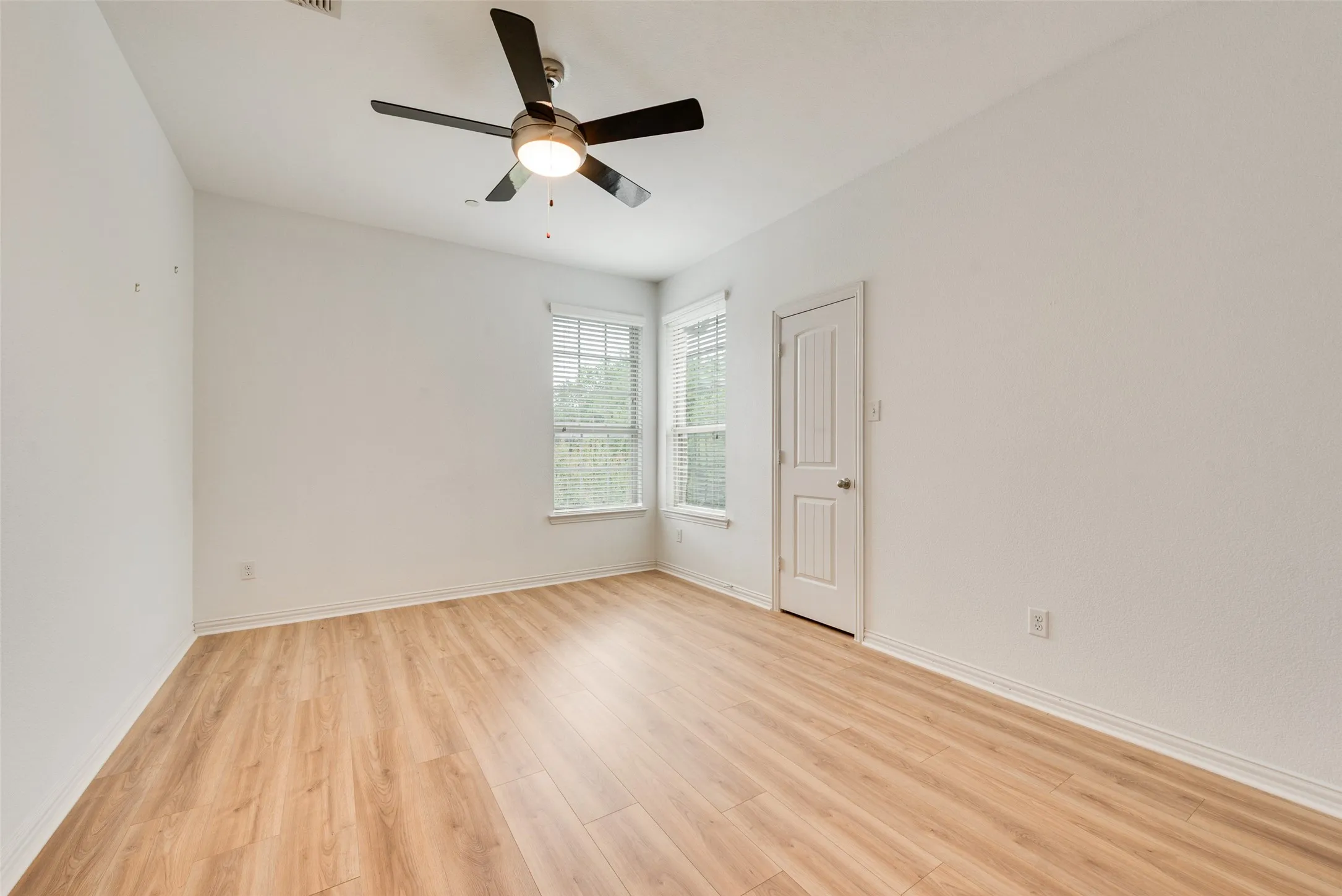 Townhouse For Rent in Denton County , 1613 Black Duck Terrace F, Carrollton, Texas 75010, 3 Bedroom, 3 Bathroom, 2 Garage spaces, 1,947 Sqft, built in 2010, mls#21397329, Real Estate Agent in Carrollton, Homes For Rent in Denton county, Homes For Rent in Carrollton, Realtor in Carrollton Texas, Real Estate Brokerage Independent Realty Texas, Luminita Cordes Realtor