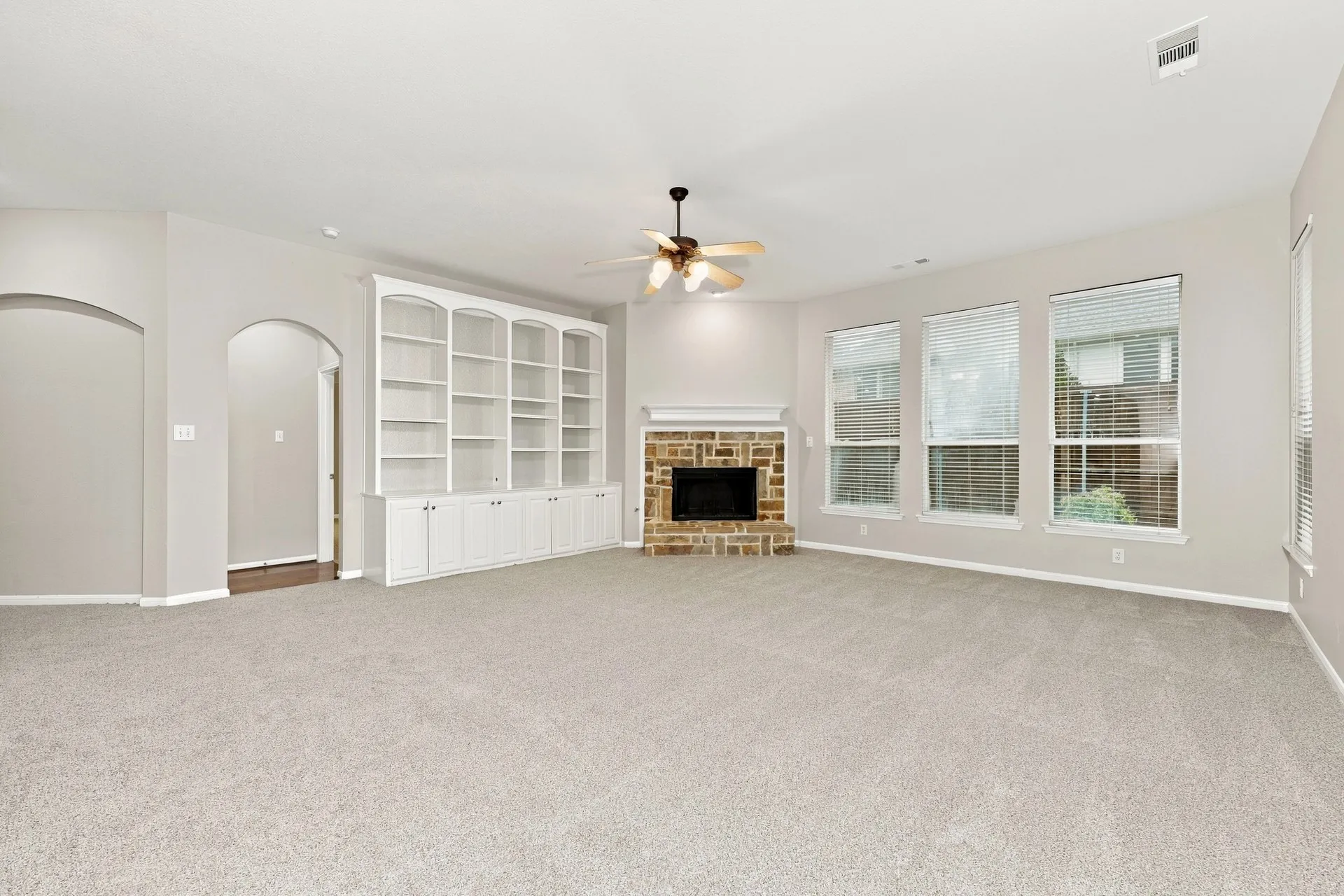 Single Family Residence For Sale in Tarrant County , 4203 Wildbriar Lane, Mansfield, Texas 76063, 4 Bedroom, 4 Bathroom, 2 Garage spaces, 3,591 Sqft, built in 2002, mls#21402443, Real Estate Agent in Mansfield, Homes For Sale in Tarrant county, Homes For Sale in Mansfield, Realtor in Mansfield Texas, Real Estate Brokerage Independent Realty Texas, Luminita Cordes Realtor