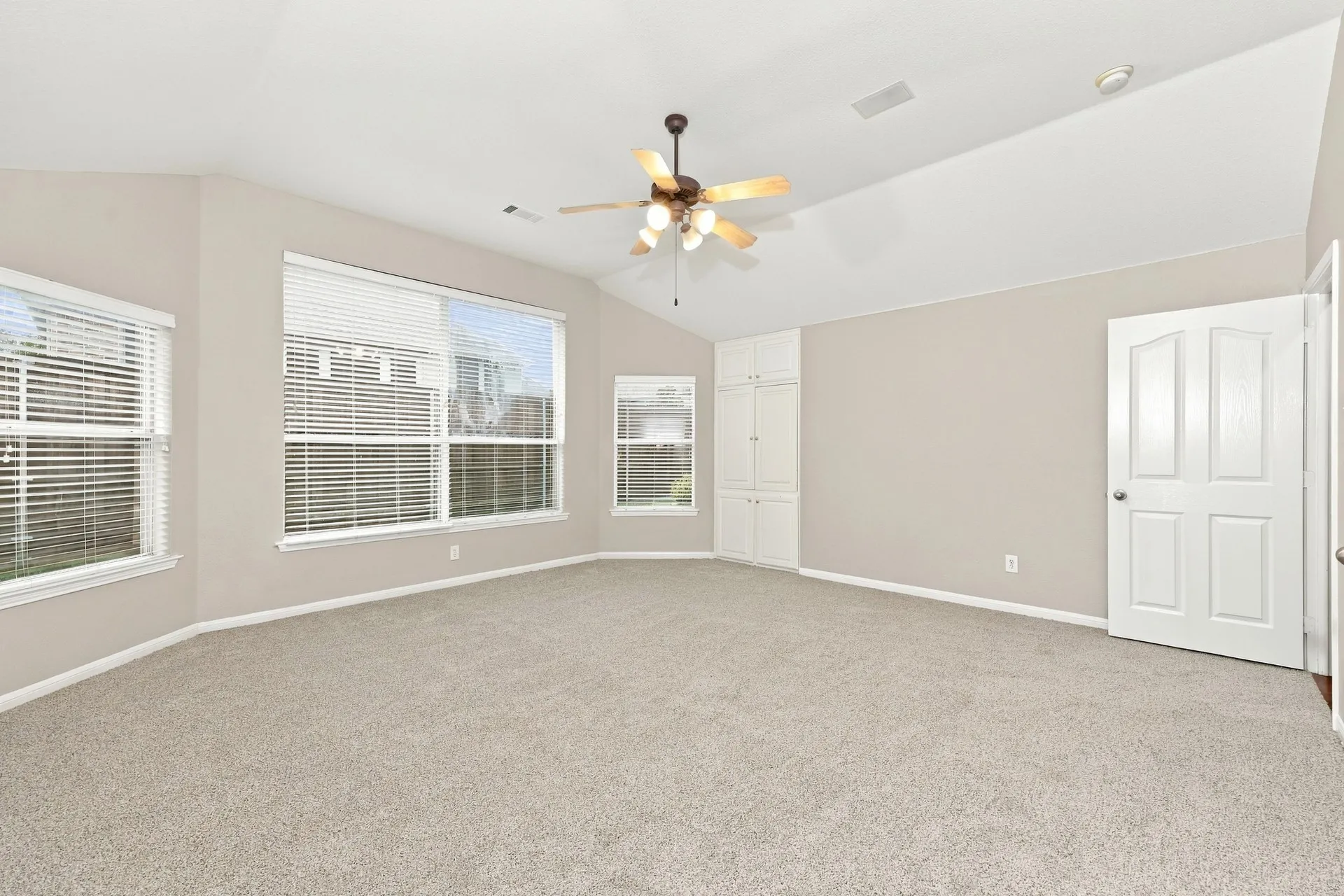 Single Family Residence For Sale in Tarrant County , 4203 Wildbriar Lane, Mansfield, Texas 76063, 4 Bedroom, 4 Bathroom, 2 Garage spaces, 3,591 Sqft, built in 2002, mls#21402443, Real Estate Agent in Mansfield, Homes For Sale in Tarrant county, Homes For Sale in Mansfield, Realtor in Mansfield Texas, Real Estate Brokerage Independent Realty Texas, Luminita Cordes Realtor