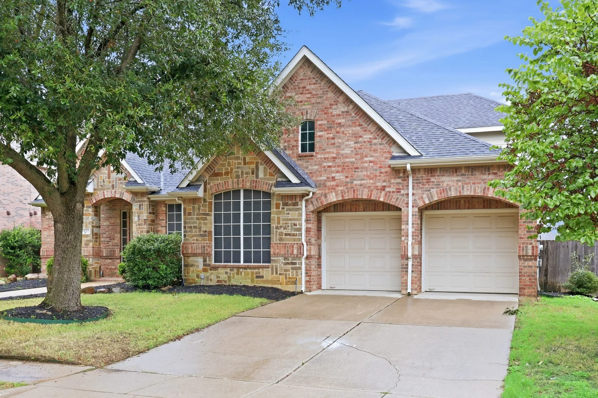 Single Family Residence For Sale in Tarrant County , 4203 Wildbriar Lane, Mansfield, Texas 76063, 4 Bedroom, 4 Bathroom, 2 Garage spaces, 3,591 Sqft, built in 2002, mls#21402443, Real Estate Agent in Mansfield, Homes For Sale in Tarrant county, Homes For Sale in Mansfield, Realtor in Mansfield Texas, Real Estate Brokerage Independent Realty Texas, Luminita Cordes Realtor