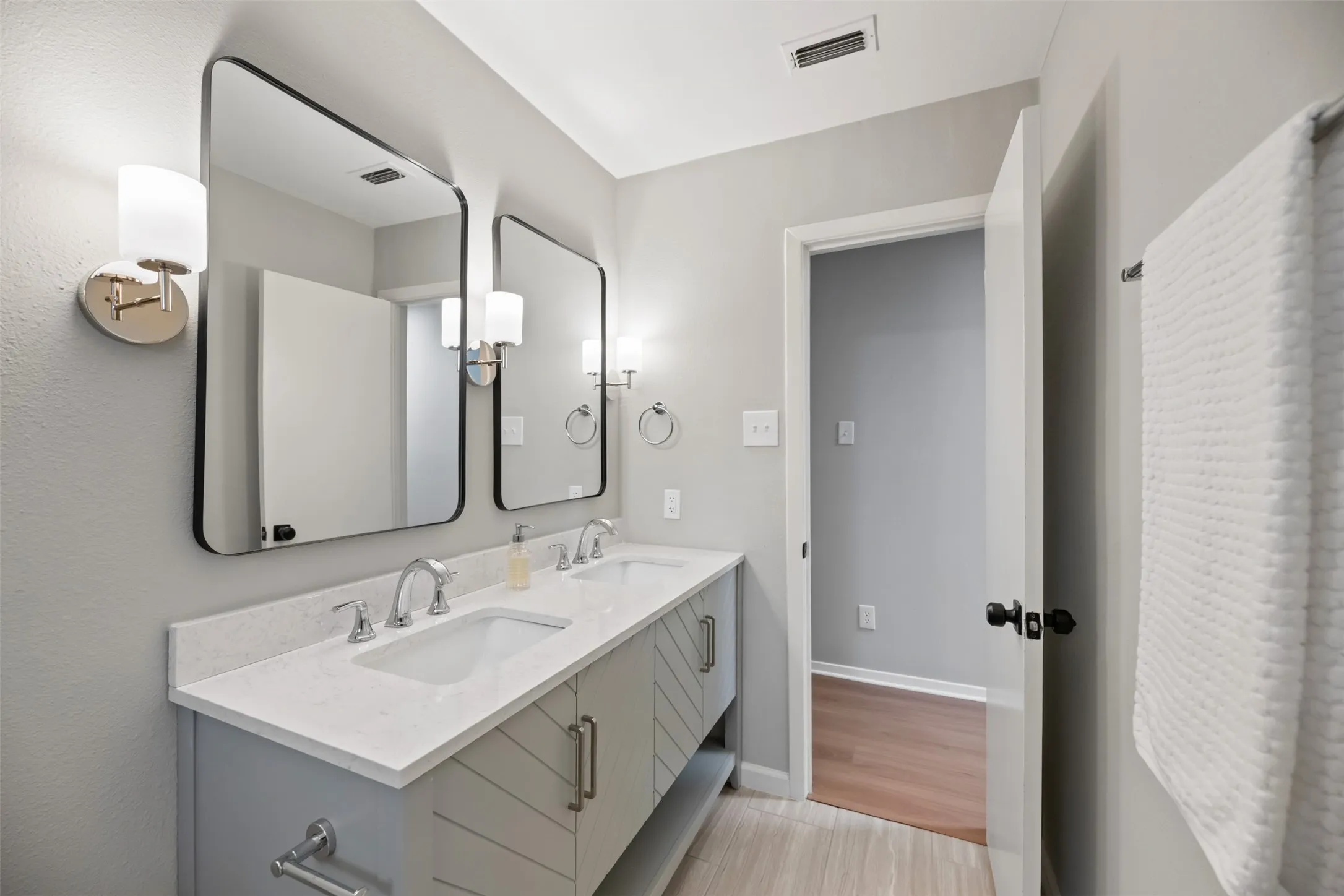 Single Family Residence For Sale in Tarrant County , 2829 Southgate Drive, Fort Worth, Texas 76133, 3 Bedroom, 2 Bathroom, 2 Garage spaces, 1,566 Sqft, built in 1960, mls#21389478, Real Estate Agent in Fort Worth, Homes For Sale in Tarrant county, Homes For Sale in Fort Worth, Realtor in Fort Worth Texas, Real Estate Brokerage Independent Realty Texas, Luminita Cordes Realtor