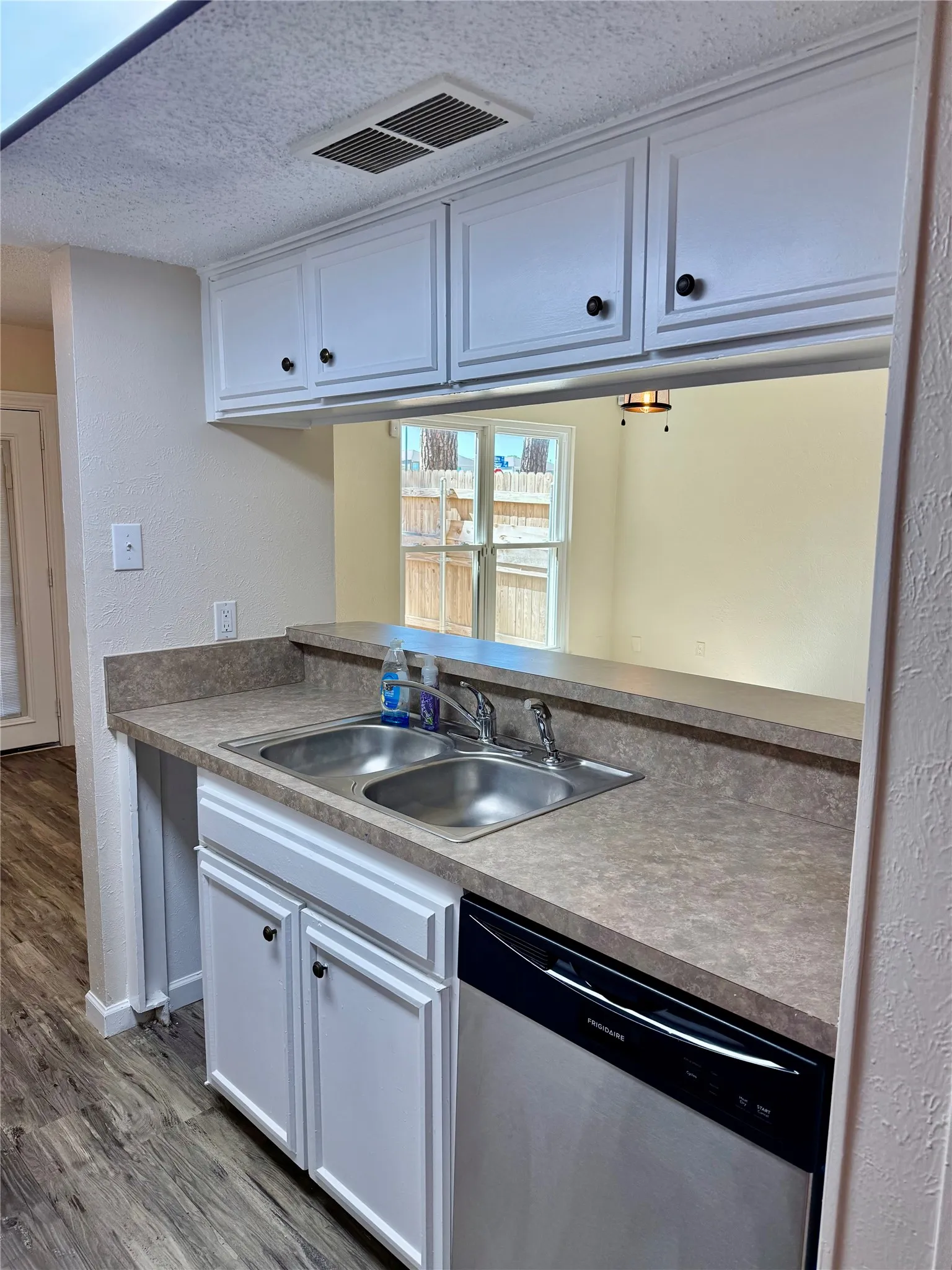 Townhouse For Sale in Tarrant County , 2114 Westmoor Place, Arlington, Texas 76015, 4 Bedroom, 3 Bathroom, 2 Garage spaces, 1,706 Sqft, built in 1973, mls#21397008, Real Estate Agent in Arlington, Homes For Sale in Tarrant county, Homes For Sale in Arlington, Realtor in Arlington Texas, Real Estate Brokerage Independent Realty Texas, Luminita Cordes Realtor