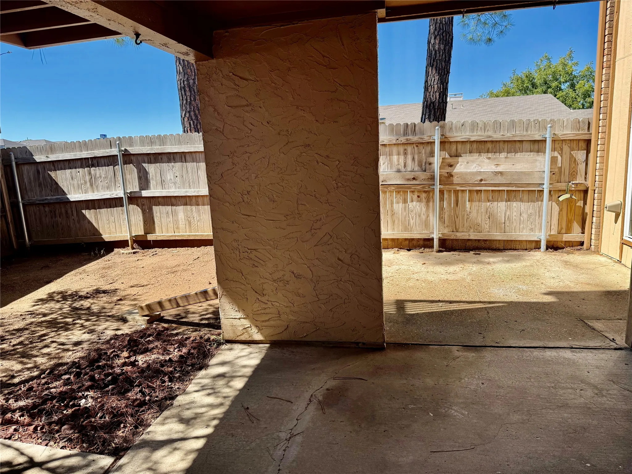Townhouse For Sale in Tarrant County , 2114 Westmoor Place, Arlington, Texas 76015, 4 Bedroom, 3 Bathroom, 2 Garage spaces, 1,706 Sqft, built in 1973, mls#21397008, Real Estate Agent in Arlington, Homes For Sale in Tarrant county, Homes For Sale in Arlington, Realtor in Arlington Texas, Real Estate Brokerage Independent Realty Texas, Luminita Cordes Realtor