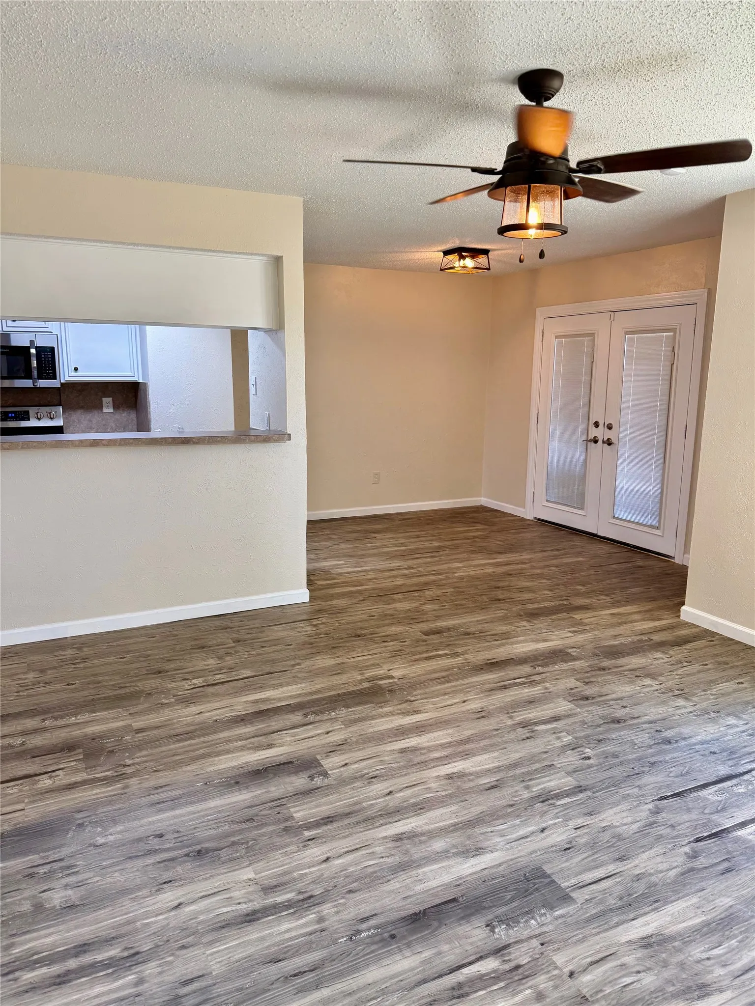 Townhouse For Sale in Tarrant County , 2114 Westmoor Place, Arlington, Texas 76015, 4 Bedroom, 3 Bathroom, 2 Garage spaces, 1,706 Sqft, built in 1973, mls#21397008, Real Estate Agent in Arlington, Homes For Sale in Tarrant county, Homes For Sale in Arlington, Realtor in Arlington Texas, Real Estate Brokerage Independent Realty Texas, Luminita Cordes Realtor