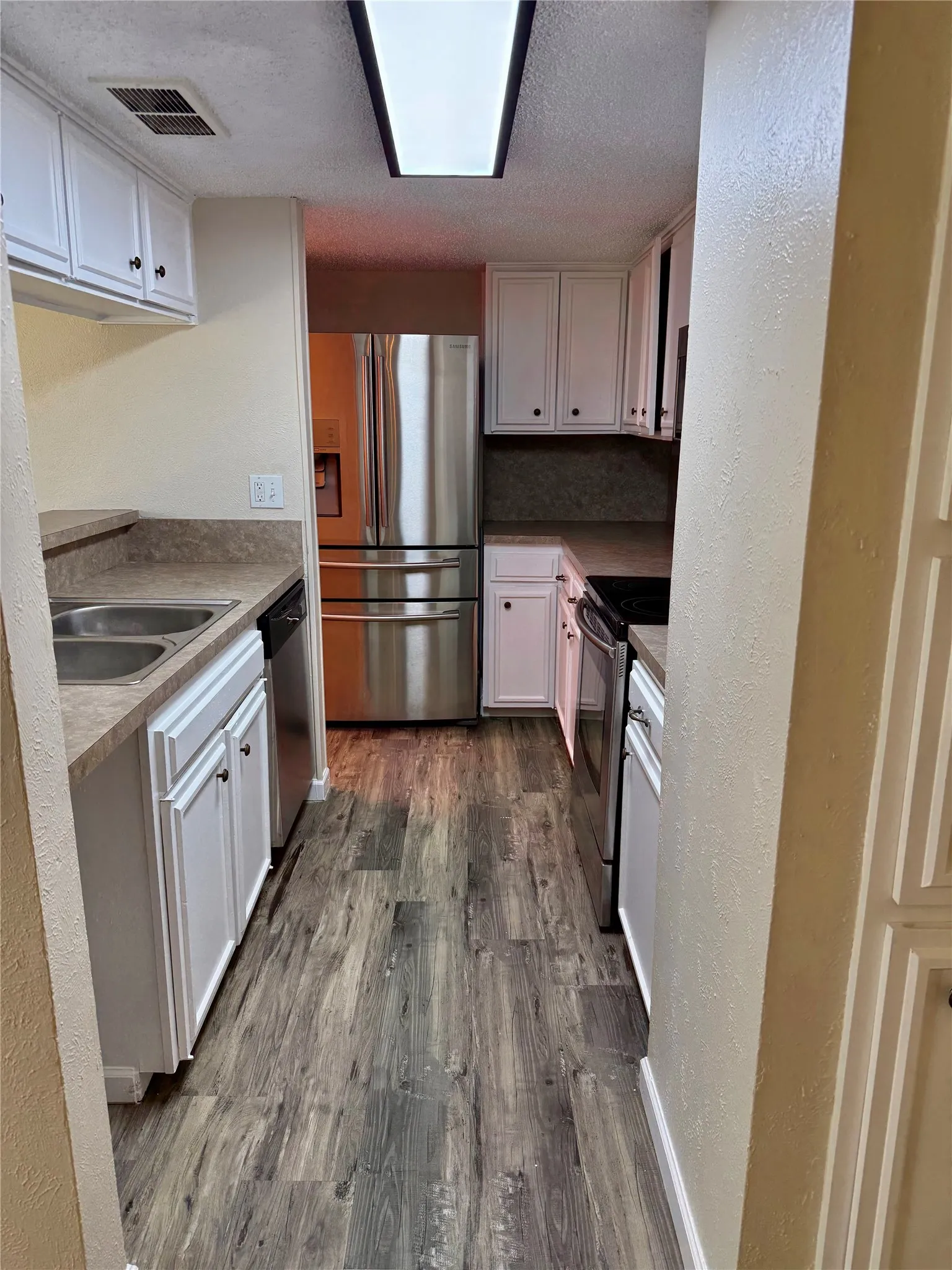 Townhouse For Sale in Tarrant County , 2114 Westmoor Place, Arlington, Texas 76015, 4 Bedroom, 3 Bathroom, 2 Garage spaces, 1,706 Sqft, built in 1973, mls#21397008, Real Estate Agent in Arlington, Homes For Sale in Tarrant county, Homes For Sale in Arlington, Realtor in Arlington Texas, Real Estate Brokerage Independent Realty Texas, Luminita Cordes Realtor