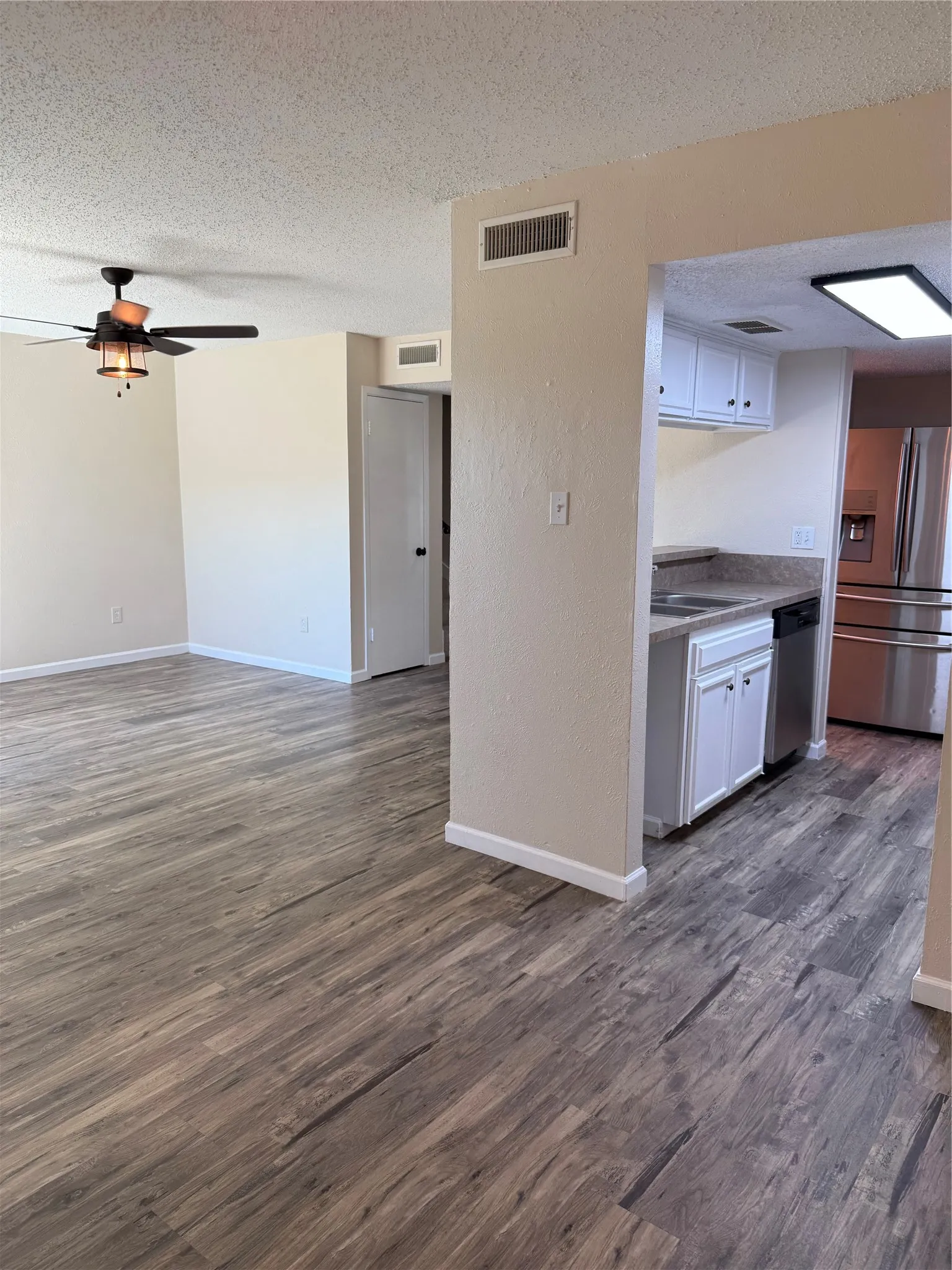 Townhouse For Sale in Tarrant County , 2114 Westmoor Place, Arlington, Texas 76015, 4 Bedroom, 3 Bathroom, 2 Garage spaces, 1,706 Sqft, built in 1973, mls#21397008, Real Estate Agent in Arlington, Homes For Sale in Tarrant county, Homes For Sale in Arlington, Realtor in Arlington Texas, Real Estate Brokerage Independent Realty Texas, Luminita Cordes Realtor