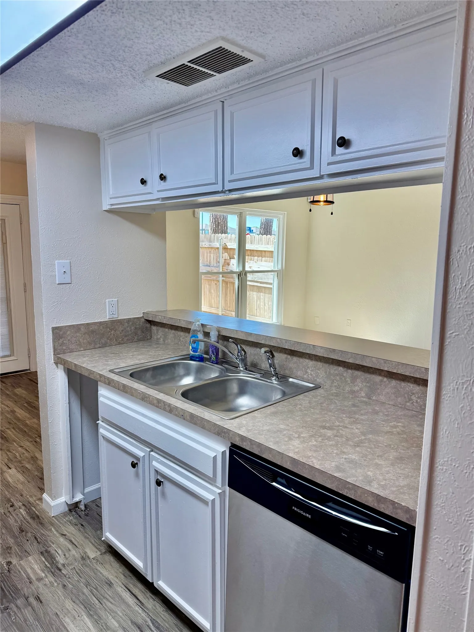 Townhouse For Sale in Tarrant County , 2114 Westmoor Place, Arlington, Texas 76015, 4 Bedroom, 3 Bathroom, 2 Garage spaces, 1,706 Sqft, built in 1973, mls#21397008, Real Estate Agent in Arlington, Homes For Sale in Tarrant county, Homes For Sale in Arlington, Realtor in Arlington Texas, Real Estate Brokerage Independent Realty Texas, Luminita Cordes Realtor