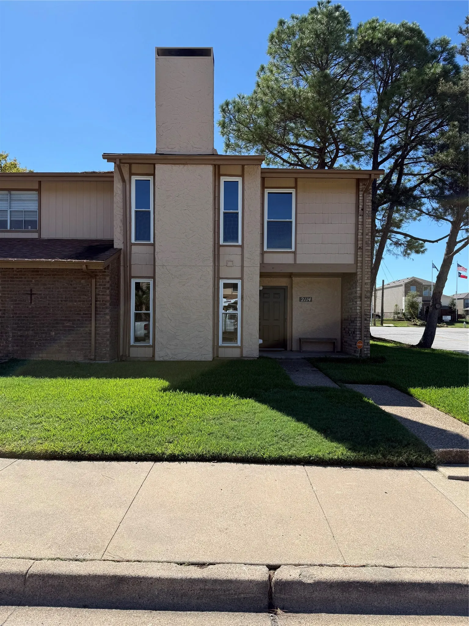 Townhouse For Sale in Tarrant County , 2114 Westmoor Place, Arlington, Texas 76015, 4 Bedroom, 3 Bathroom, 2 Garage spaces, 1,706 Sqft, built in 1973, mls#21397008, Real Estate Agent in Arlington, Homes For Sale in Tarrant county, Homes For Sale in Arlington, Realtor in Arlington Texas, Real Estate Brokerage Independent Realty Texas, Luminita Cordes Realtor