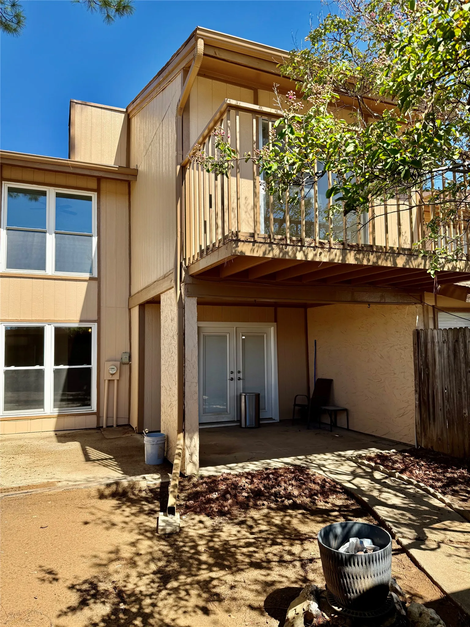 Townhouse For Sale in Tarrant County , 2114 Westmoor Place, Arlington, Texas 76015, 4 Bedroom, 3 Bathroom, 2 Garage spaces, 1,706 Sqft, built in 1973, mls#21397008, Real Estate Agent in Arlington, Homes For Sale in Tarrant county, Homes For Sale in Arlington, Realtor in Arlington Texas, Real Estate Brokerage Independent Realty Texas, Luminita Cordes Realtor