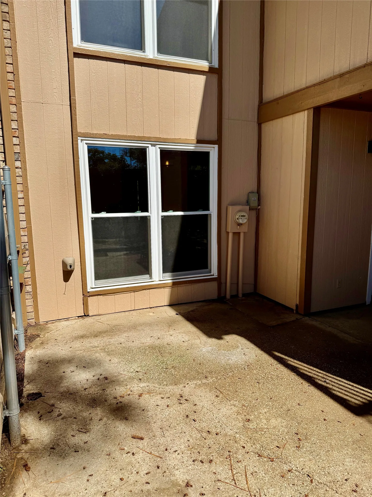 Townhouse For Sale in Tarrant County , 2114 Westmoor Place, Arlington, Texas 76015, 4 Bedroom, 3 Bathroom, 2 Garage spaces, 1,706 Sqft, built in 1973, mls#21397008, Real Estate Agent in Arlington, Homes For Sale in Tarrant county, Homes For Sale in Arlington, Realtor in Arlington Texas, Real Estate Brokerage Independent Realty Texas, Luminita Cordes Realtor