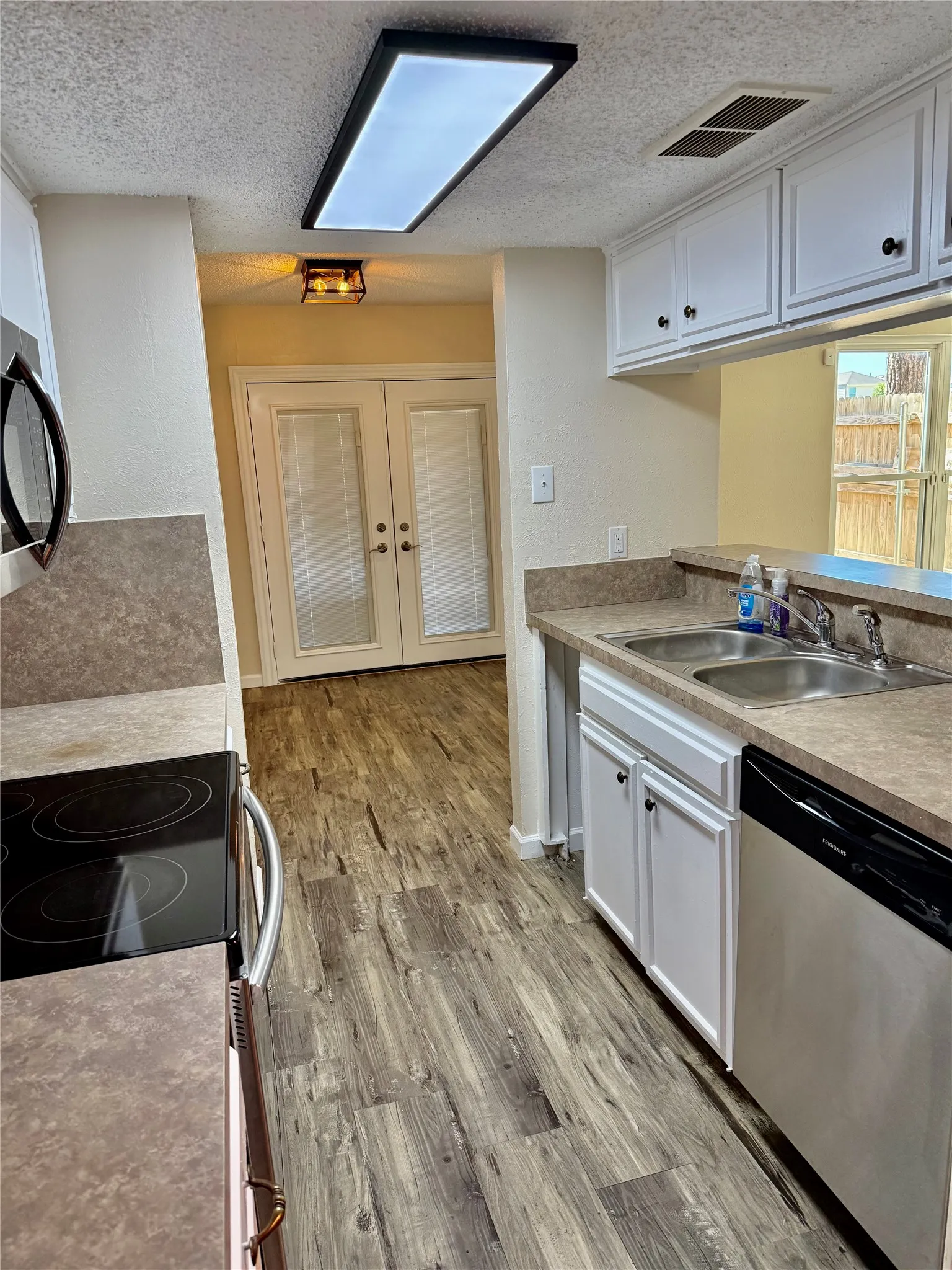 Townhouse For Sale in Tarrant County , 2114 Westmoor Place, Arlington, Texas 76015, 4 Bedroom, 3 Bathroom, 2 Garage spaces, 1,706 Sqft, built in 1973, mls#21397008, Real Estate Agent in Arlington, Homes For Sale in Tarrant county, Homes For Sale in Arlington, Realtor in Arlington Texas, Real Estate Brokerage Independent Realty Texas, Luminita Cordes Realtor