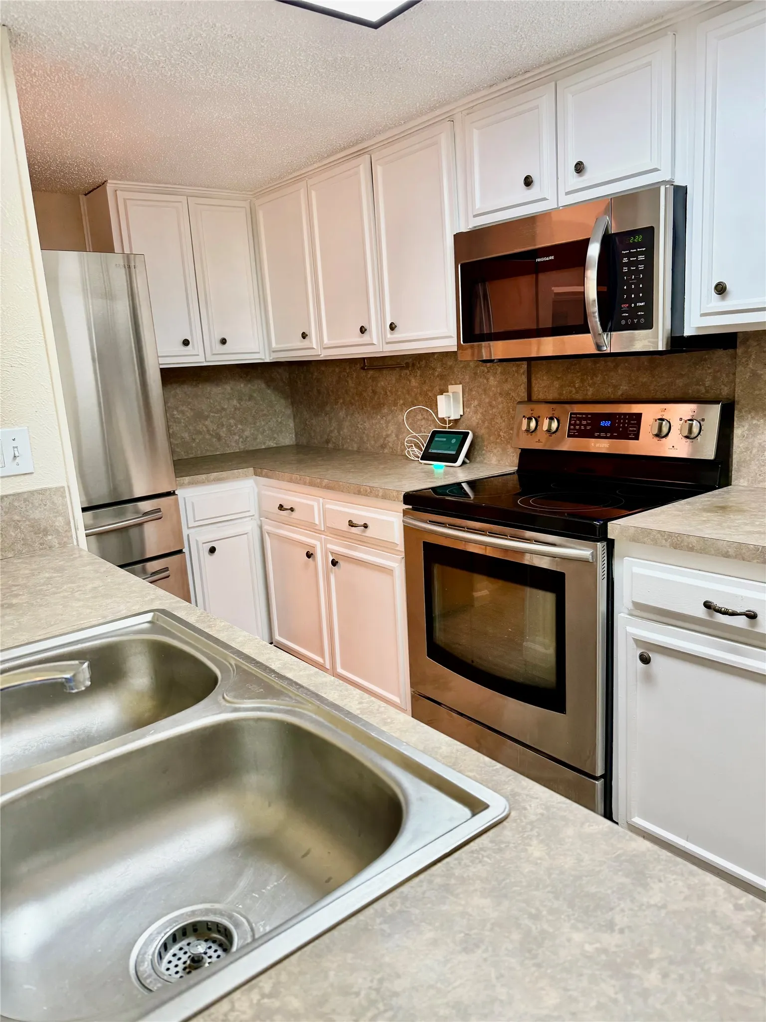 Townhouse For Sale in Tarrant County , 2114 Westmoor Place, Arlington, Texas 76015, 4 Bedroom, 3 Bathroom, 2 Garage spaces, 1,706 Sqft, built in 1973, mls#21397008, Real Estate Agent in Arlington, Homes For Sale in Tarrant county, Homes For Sale in Arlington, Realtor in Arlington Texas, Real Estate Brokerage Independent Realty Texas, Luminita Cordes Realtor