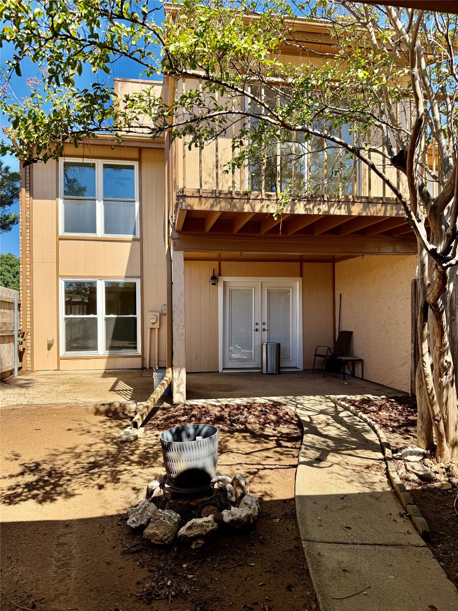 Townhouse For Sale in Tarrant County , 2114 Westmoor Place, Arlington, Texas 76015, 4 Bedroom, 3 Bathroom, 2 Garage spaces, 1,706 Sqft, built in 1973, mls#21397008, Real Estate Agent in Arlington, Homes For Sale in Tarrant county, Homes For Sale in Arlington, Realtor in Arlington Texas, Real Estate Brokerage Independent Realty Texas, Luminita Cordes Realtor
