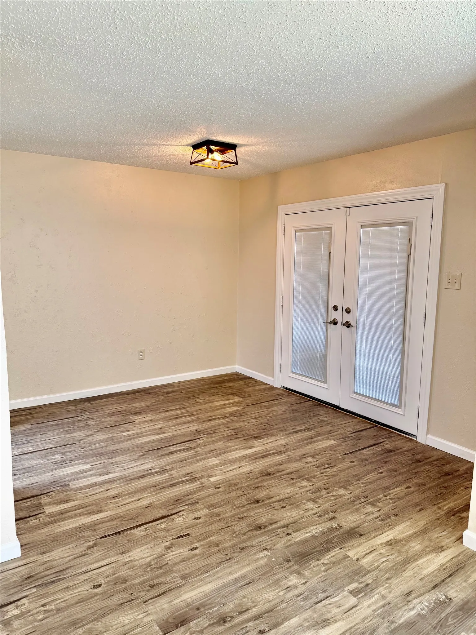 Townhouse For Sale in Tarrant County , 2114 Westmoor Place, Arlington, Texas 76015, 4 Bedroom, 3 Bathroom, 2 Garage spaces, 1,706 Sqft, built in 1973, mls#21397008, Real Estate Agent in Arlington, Homes For Sale in Tarrant county, Homes For Sale in Arlington, Realtor in Arlington Texas, Real Estate Brokerage Independent Realty Texas, Luminita Cordes Realtor