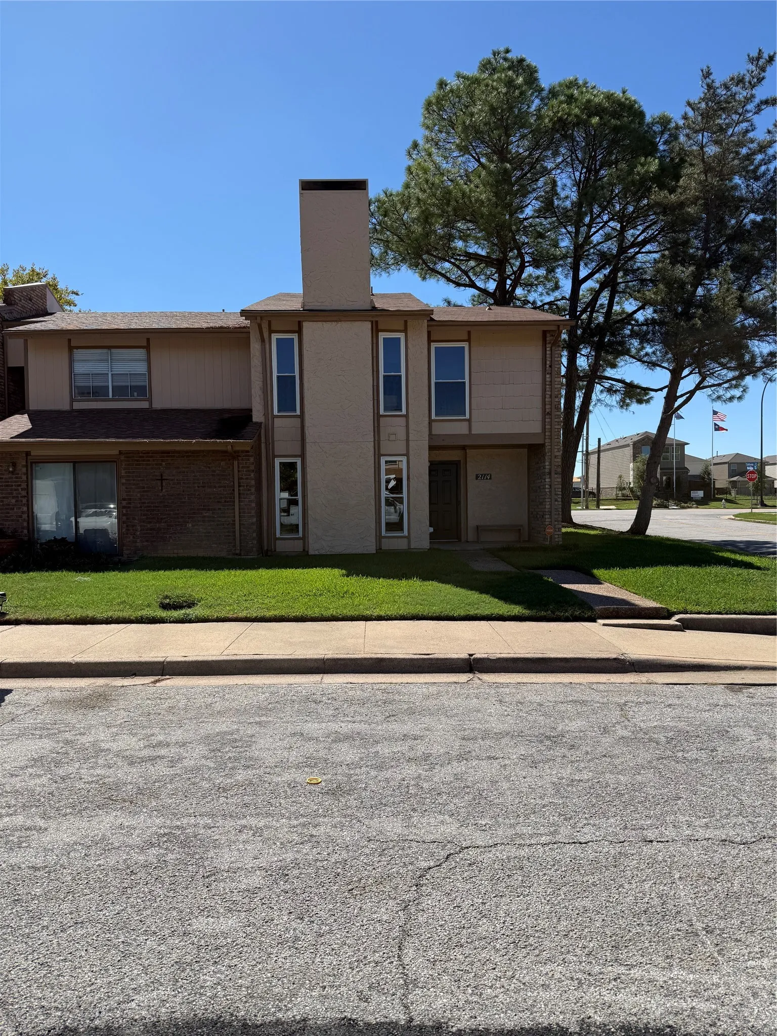 Townhouse For Sale in Tarrant County , 2114 Westmoor Place, Arlington, Texas 76015, 4 Bedroom, 3 Bathroom, 2 Garage spaces, 1,706 Sqft, built in 1973, mls#21397008, Real Estate Agent in Arlington, Homes For Sale in Tarrant county, Homes For Sale in Arlington, Realtor in Arlington Texas, Real Estate Brokerage Independent Realty Texas, Luminita Cordes Realtor