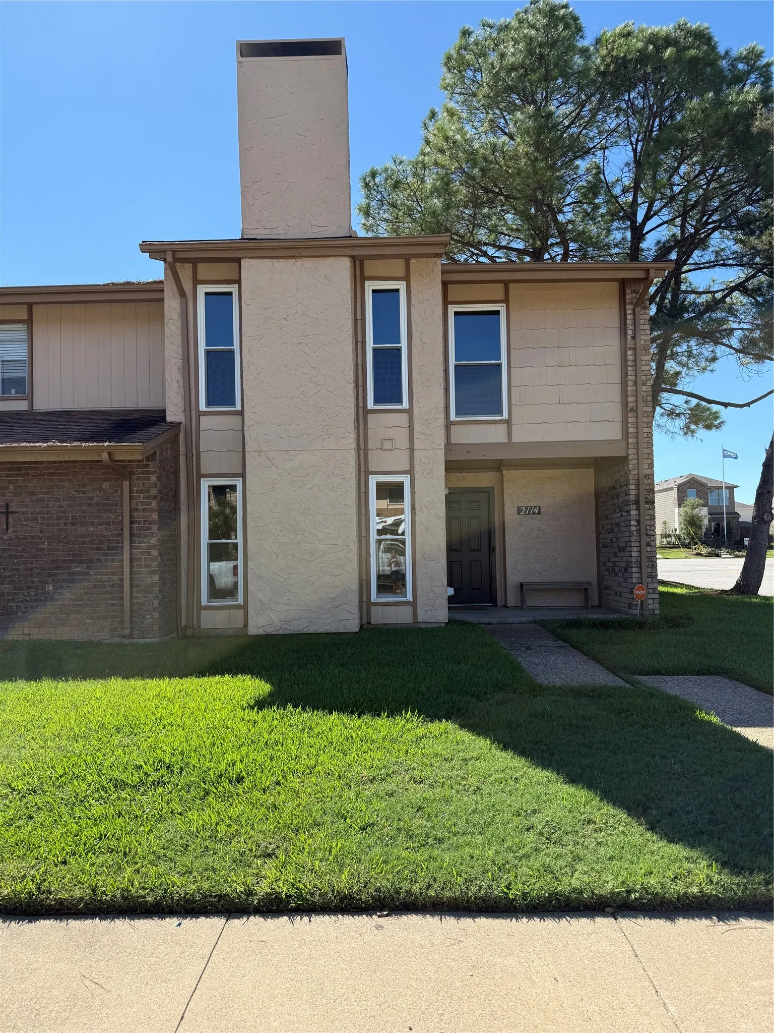 Townhouse For Sale in Tarrant County , 2114 Westmoor Place, Arlington, Texas 76015, 4 Bedroom, 3 Bathroom, 2 Garage spaces, 1,706 Sqft, built in 1973, mls#21397008, Real Estate Agent in Arlington, Homes For Sale in Tarrant county, Homes For Sale in Arlington, Realtor in Arlington Texas, Real Estate Brokerage Independent Realty Texas, Luminita Cordes Realtor