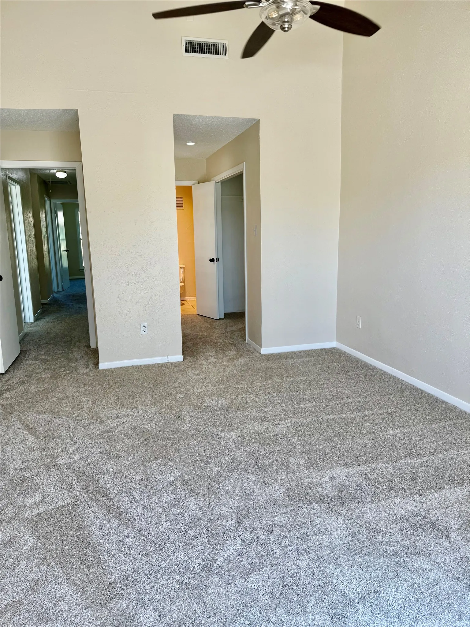 Townhouse For Sale in Tarrant County , 2114 Westmoor Place, Arlington, Texas 76015, 4 Bedroom, 3 Bathroom, 2 Garage spaces, 1,706 Sqft, built in 1973, mls#21397008, Real Estate Agent in Arlington, Homes For Sale in Tarrant county, Homes For Sale in Arlington, Realtor in Arlington Texas, Real Estate Brokerage Independent Realty Texas, Luminita Cordes Realtor