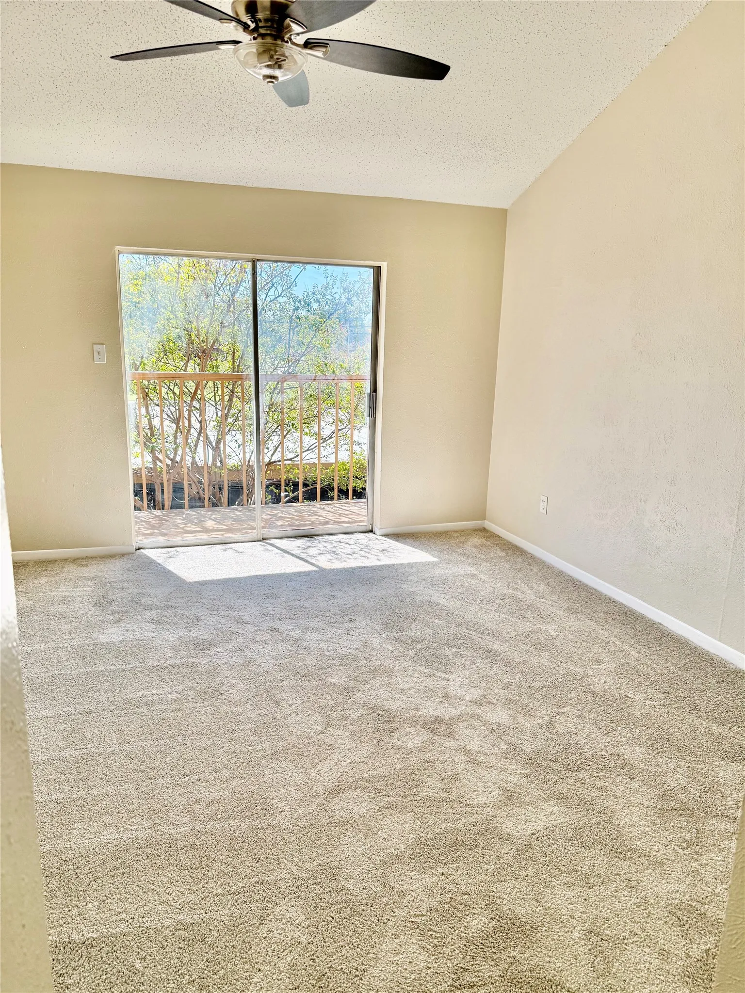 Townhouse For Sale in Tarrant County , 2114 Westmoor Place, Arlington, Texas 76015, 4 Bedroom, 3 Bathroom, 2 Garage spaces, 1,706 Sqft, built in 1973, mls#21397008, Real Estate Agent in Arlington, Homes For Sale in Tarrant county, Homes For Sale in Arlington, Realtor in Arlington Texas, Real Estate Brokerage Independent Realty Texas, Luminita Cordes Realtor