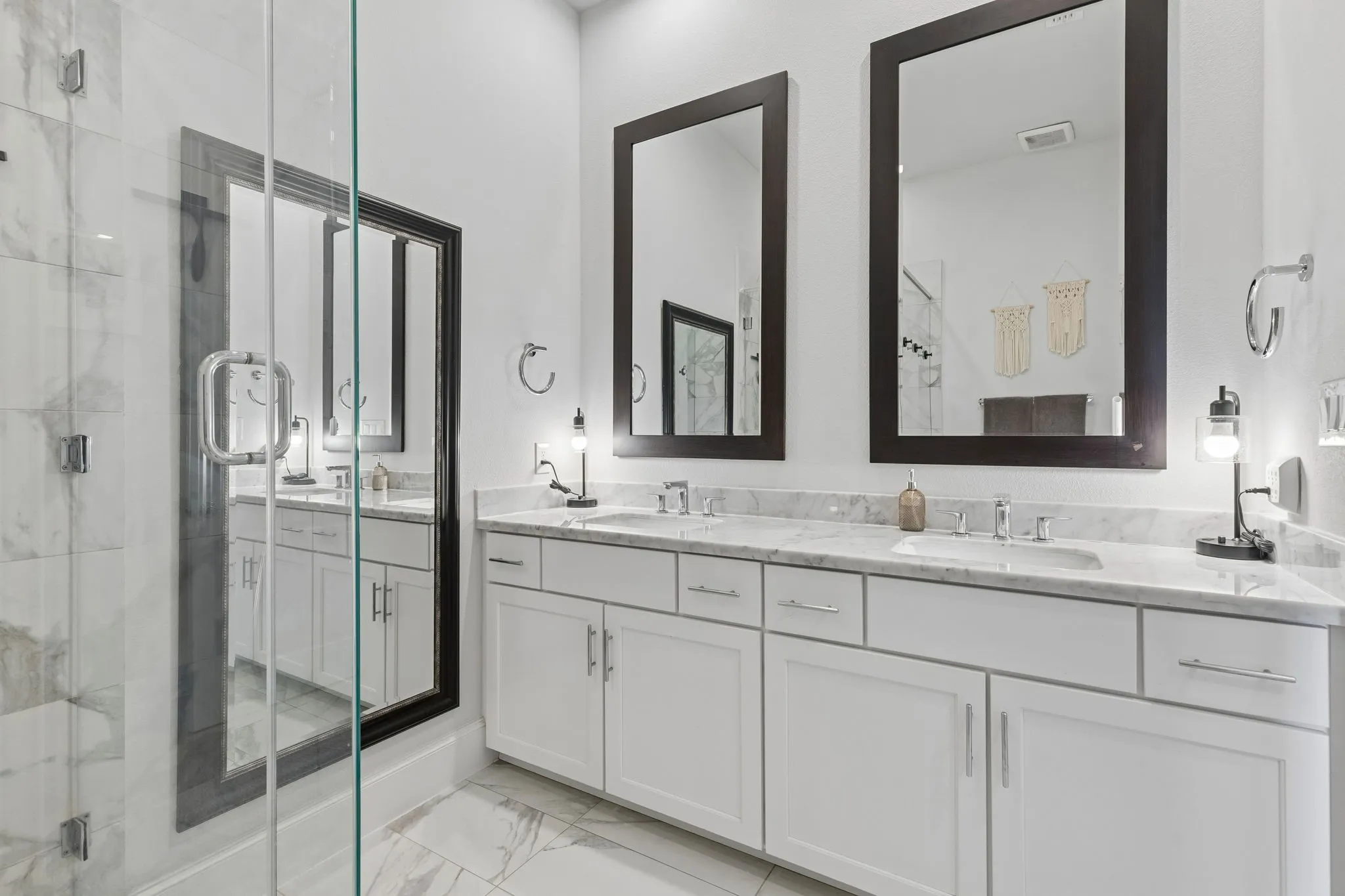 Townhouse For Sale in Dallas County , 651 Baugh Drive, Irving, Texas 75039, 2 Bedroom, 3 Bathroom, 2 Garage spaces, 1,362 Sqft, built in 2022, mls#21403936, Real Estate Agent in Irving, Homes For Sale in Dallas county, Homes For Sale in Irving, Realtor in Irving Texas, Real Estate Brokerage Independent Realty Texas, Luminita Cordes Realtor