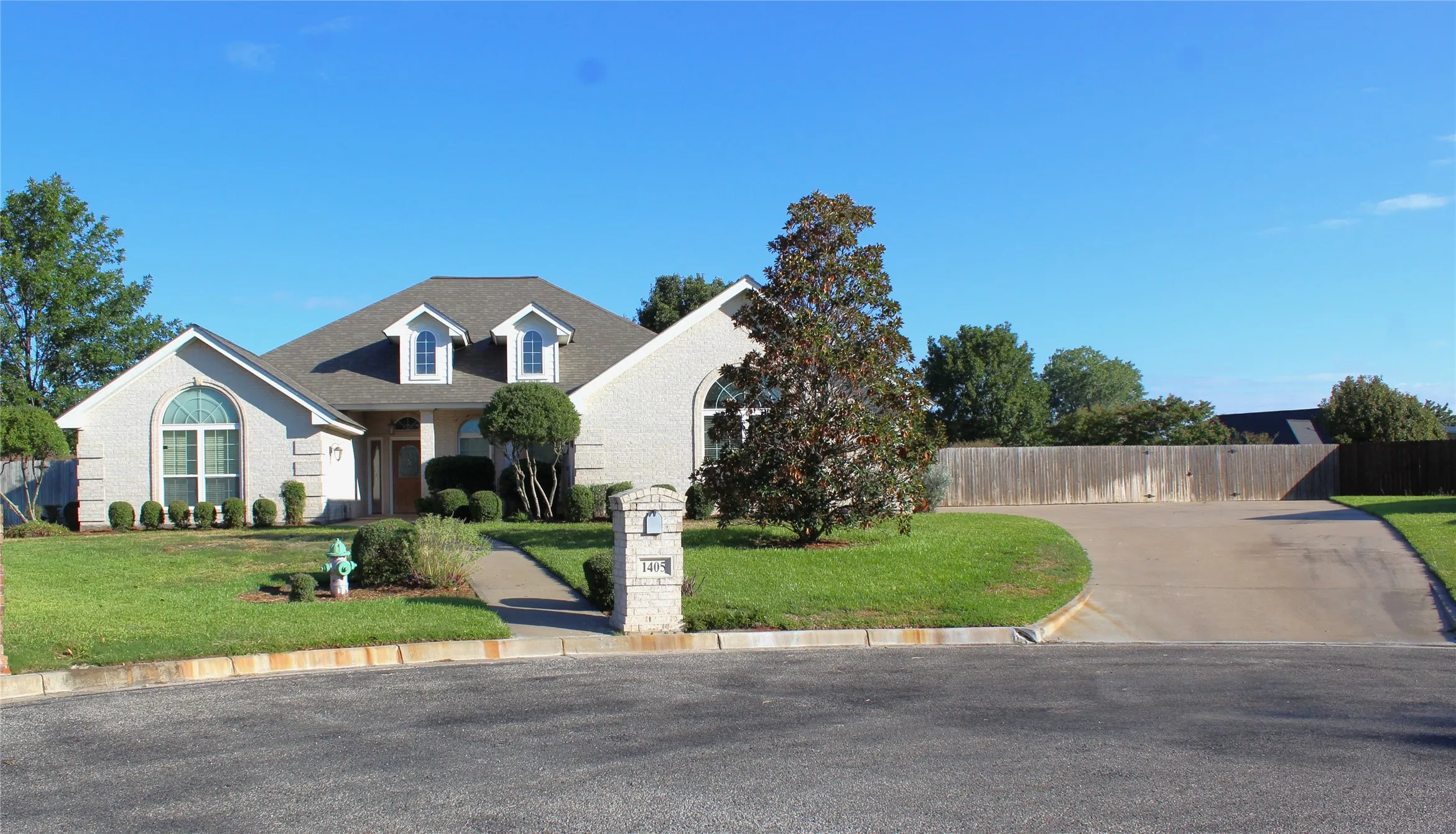 Single Family Residence For Sale in Erath County , 1405 Parkwood Court, Stephenville, Texas 76401, 5 Bedroom, 3 Bathroom, 3 Garage spaces, 2,482 Sqft, built in 2003, mls#21403644, Real Estate Agent in Stephenville, Homes For Sale in Erath county, Homes For Sale in Stephenville, Realtor in Stephenville Texas, Real Estate Brokerage Independent Realty Texas, Luminita Cordes Realtor