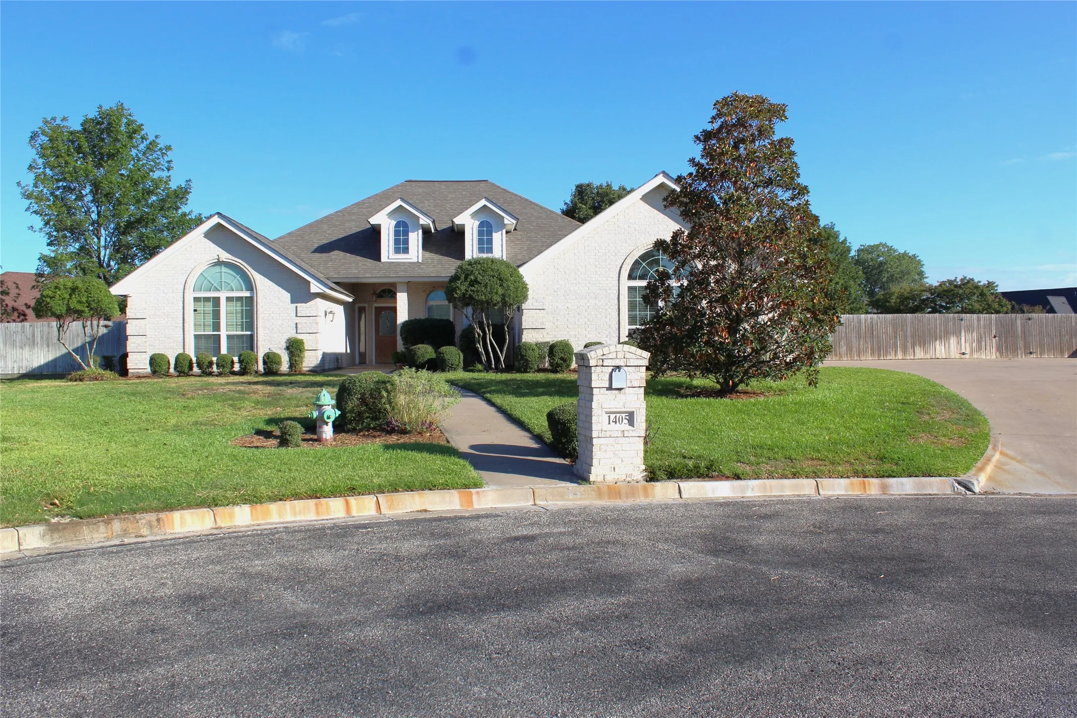 Single Family Residence For Sale in Erath County , 1405 Parkwood Court, Stephenville, Texas 76401, 5 Bedroom, 3 Bathroom, 3 Garage spaces, 2,482 Sqft, built in 2003, mls#21403644, Real Estate Agent in Stephenville, Homes For Sale in Erath county, Homes For Sale in Stephenville, Realtor in Stephenville Texas, Real Estate Brokerage Independent Realty Texas, Luminita Cordes Realtor
