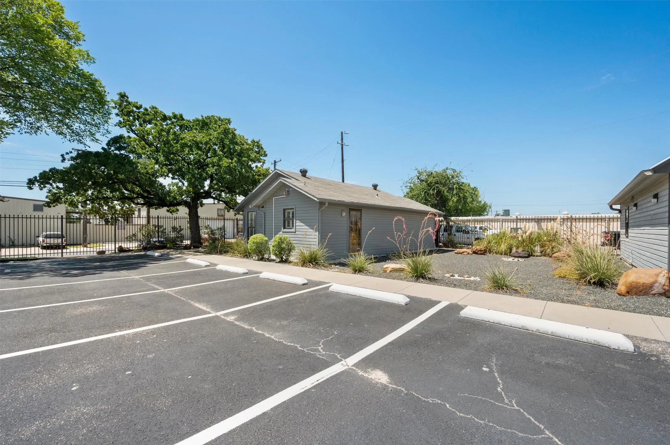 Industrial For Rent in Dallas County , 2655 Myrtle Springs Avenue, Dallas, Texas 75220, 0, 0, Garage spaces, 0 Sqft, built in 1985, mls#21403883, Real Estate Agent in Dallas, Homes For Rent in Dallas county, Homes For Rent in Dallas, Realtor in Dallas Texas, Real Estate Brokerage Independent Realty Texas, Luminita Cordes Realtor